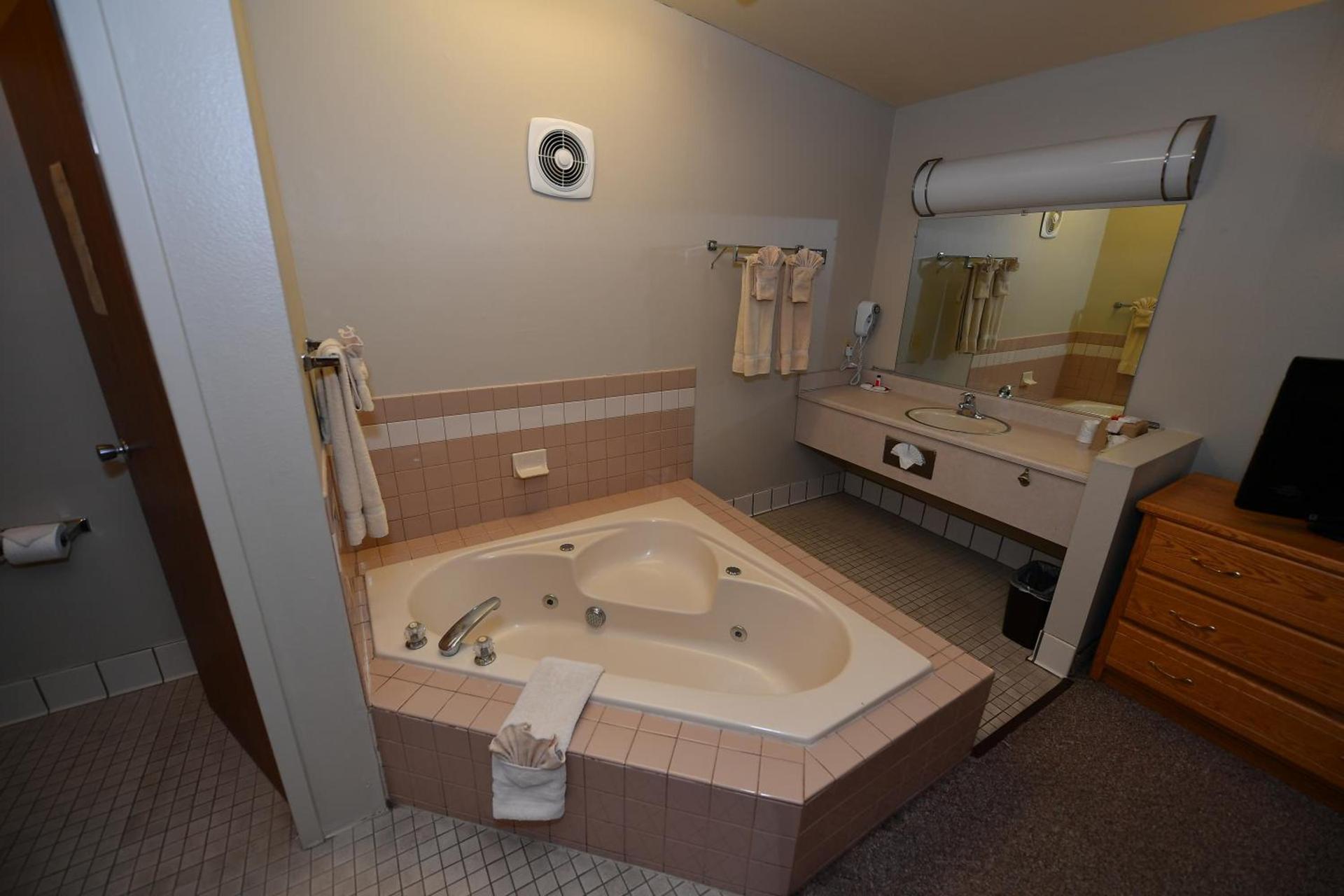 Costa Mesa Inn - Newport Beach Area photo 24