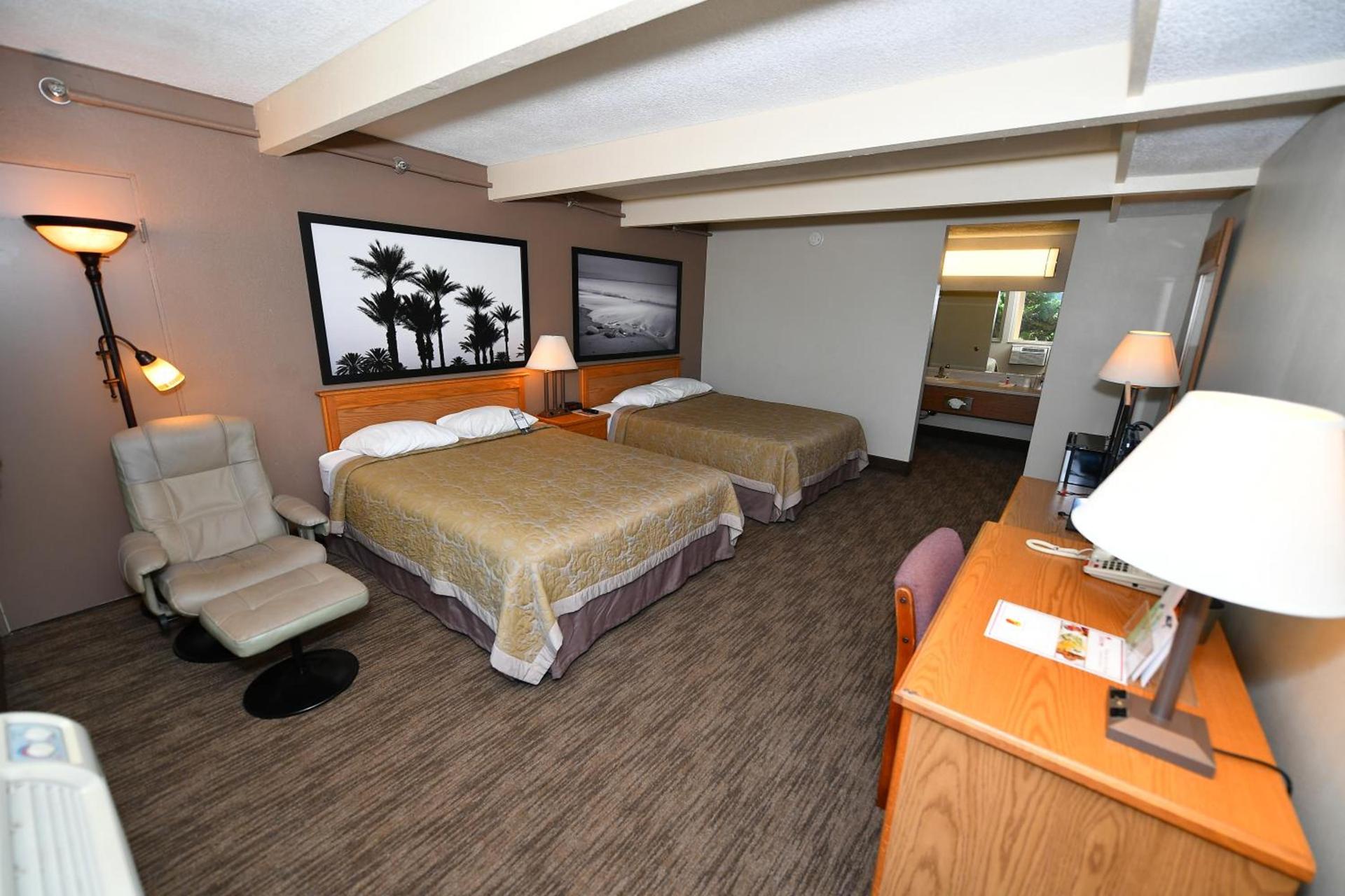 Costa Mesa Inn - Newport Beach Area photo 5
