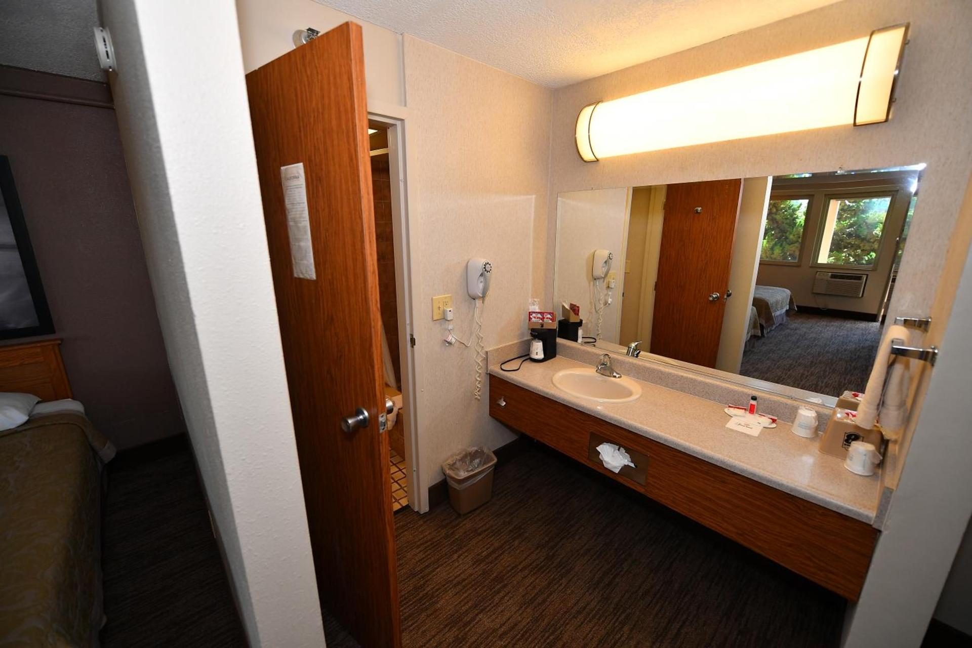 Costa Mesa Inn - Newport Beach Area photo 13