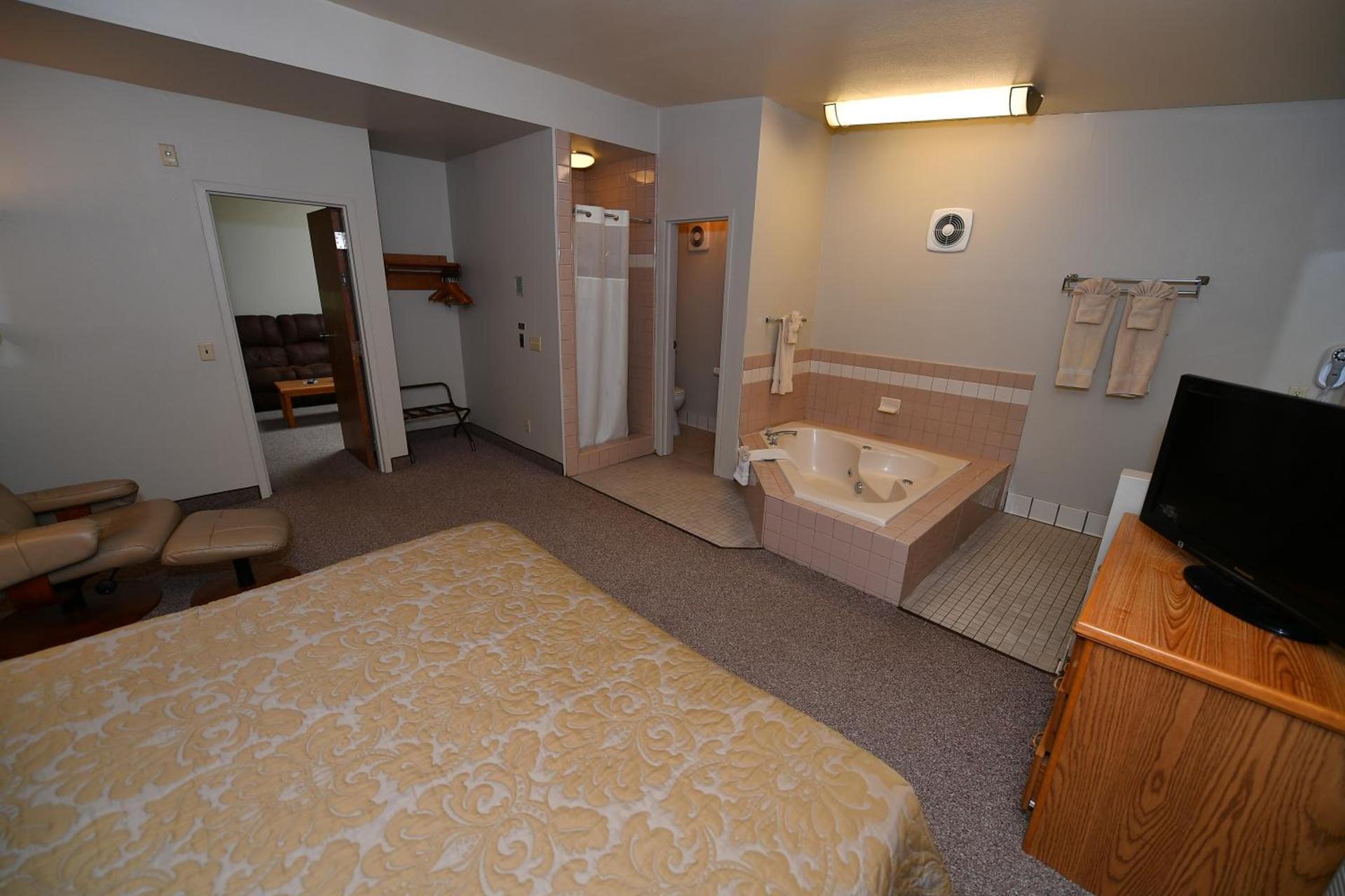 Costa Mesa Inn - Newport Beach Area photo 7