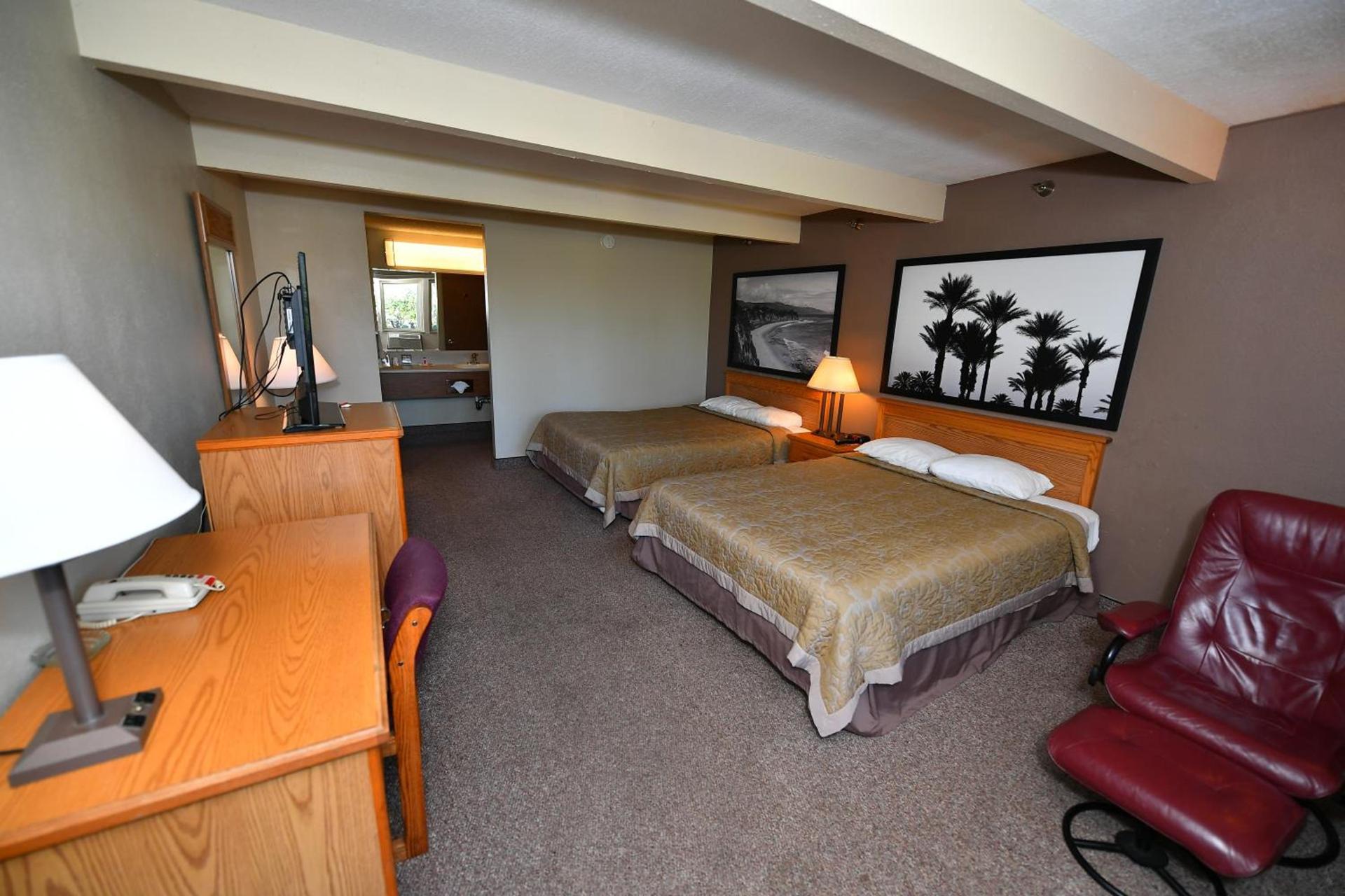 Costa Mesa Inn - Newport Beach Area photo 3