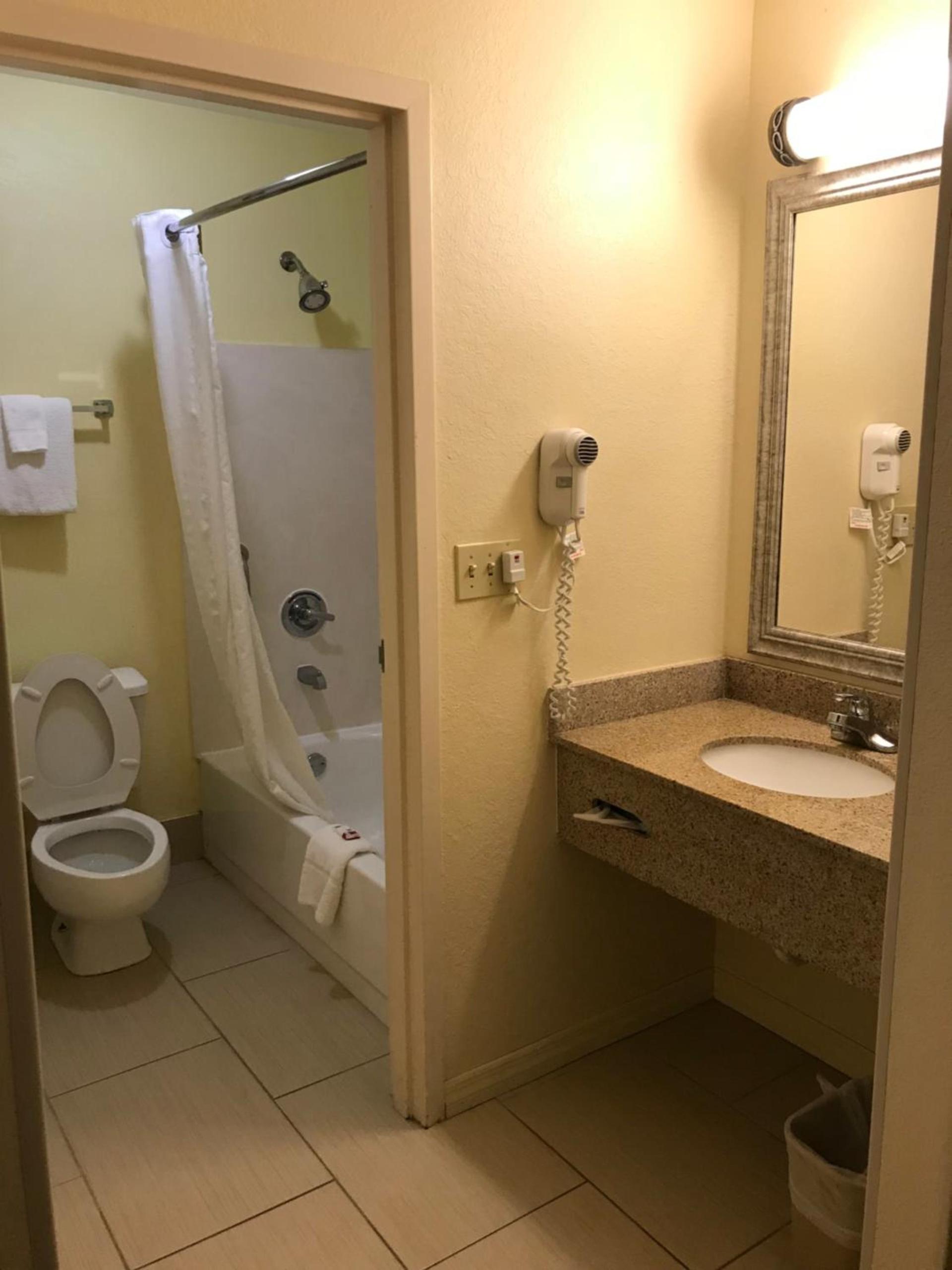 Baymont By Wyndham Gainesville I-75 photo 11