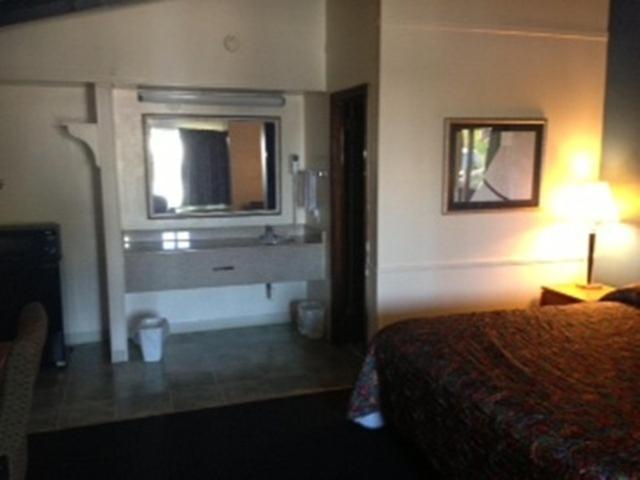 Budget Inn - Madison photo 7