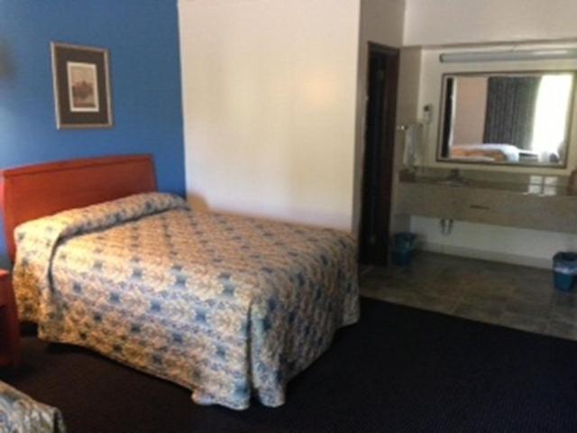 Budget Inn - Madison photo 10