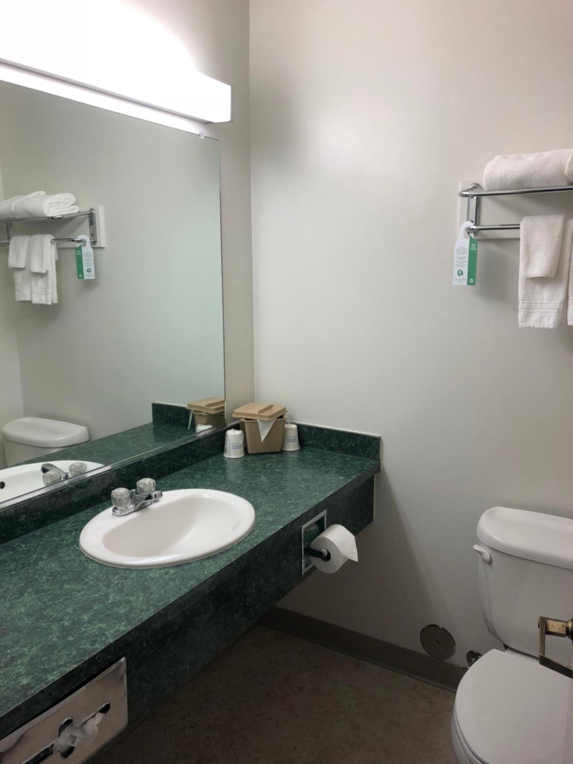 Super 8 by Wyndham Central Pt Medford photo 27