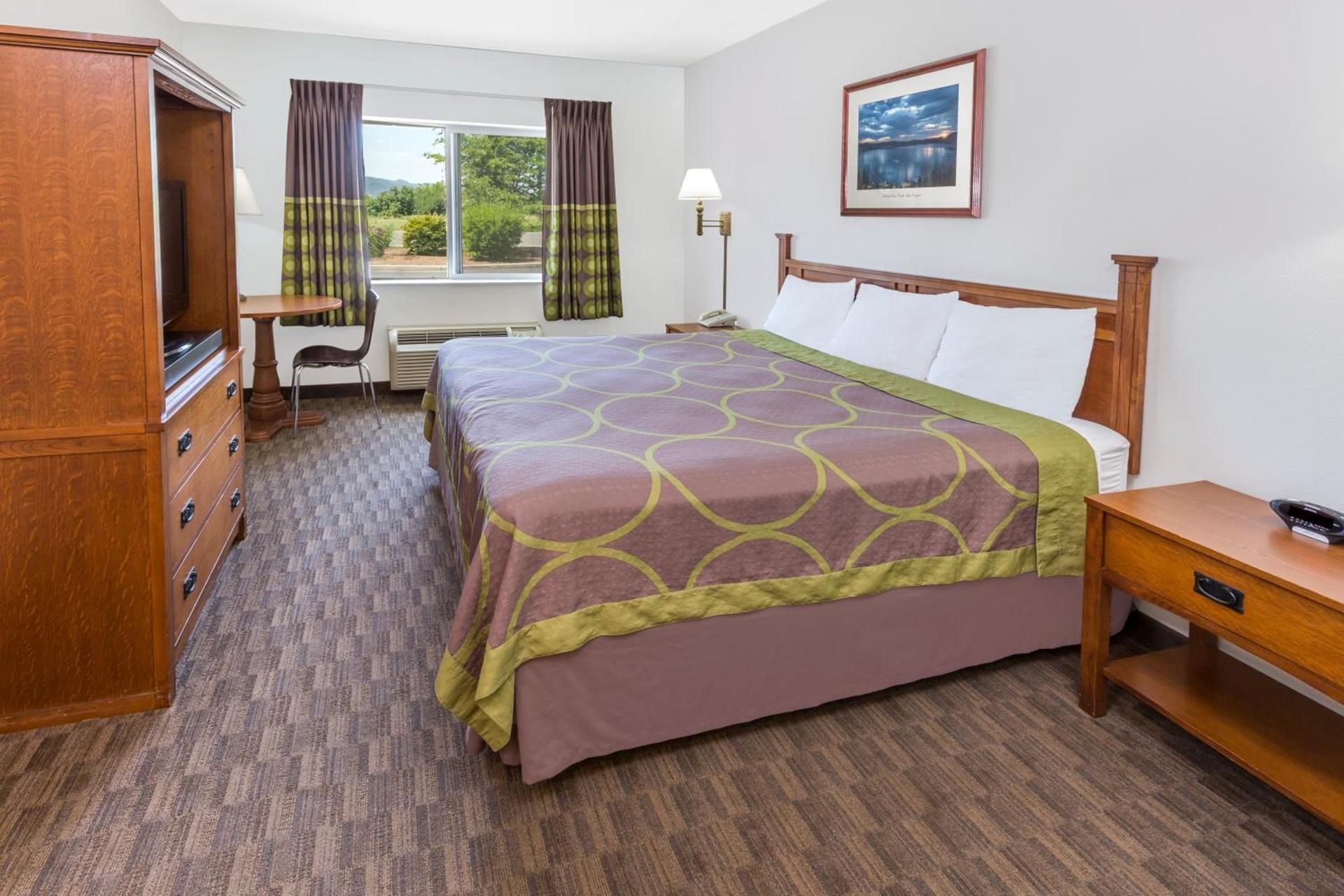 Super 8 by Wyndham Central Pt Medford photo 25