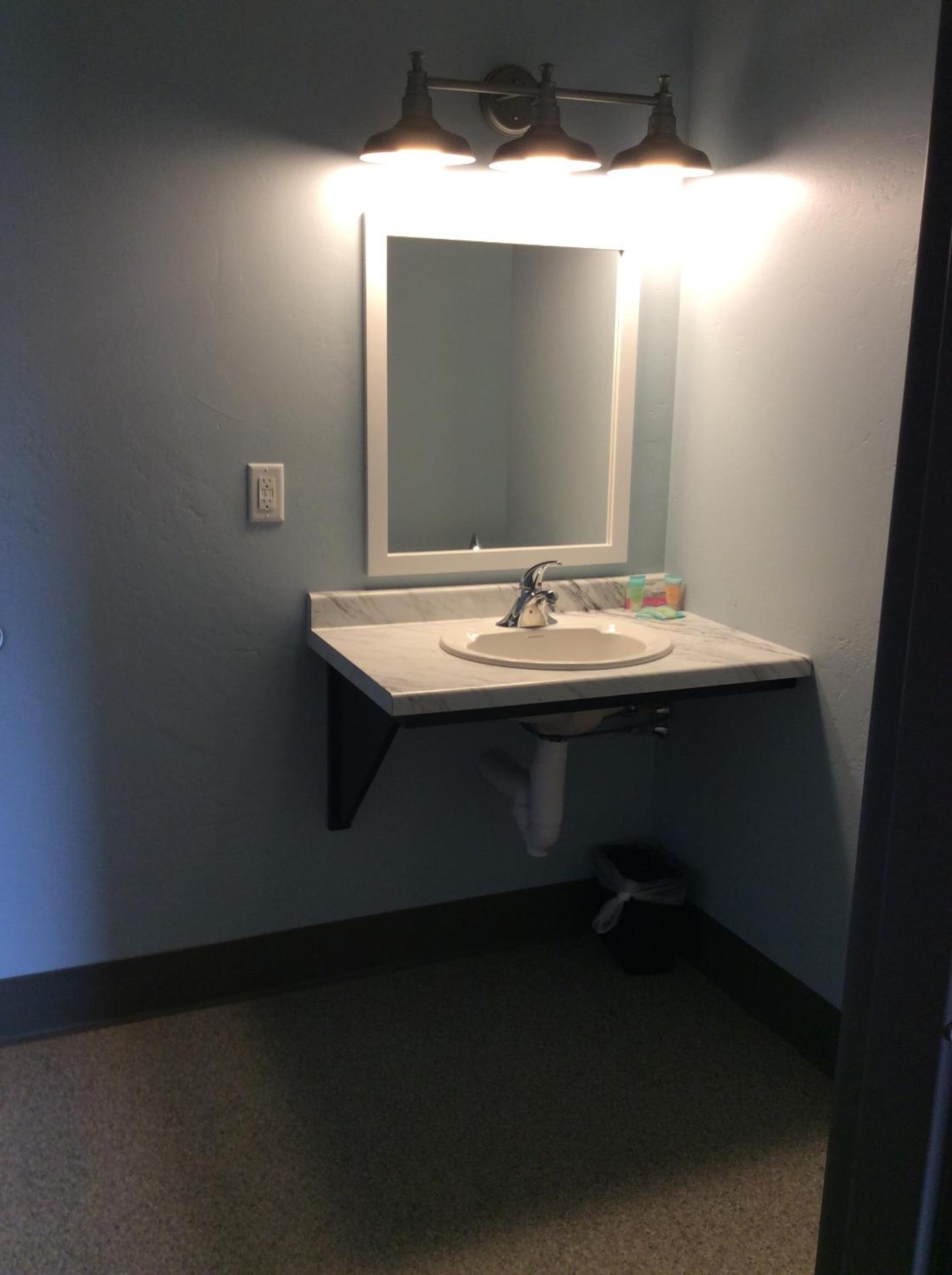 Scenic Shore Inn photo 57