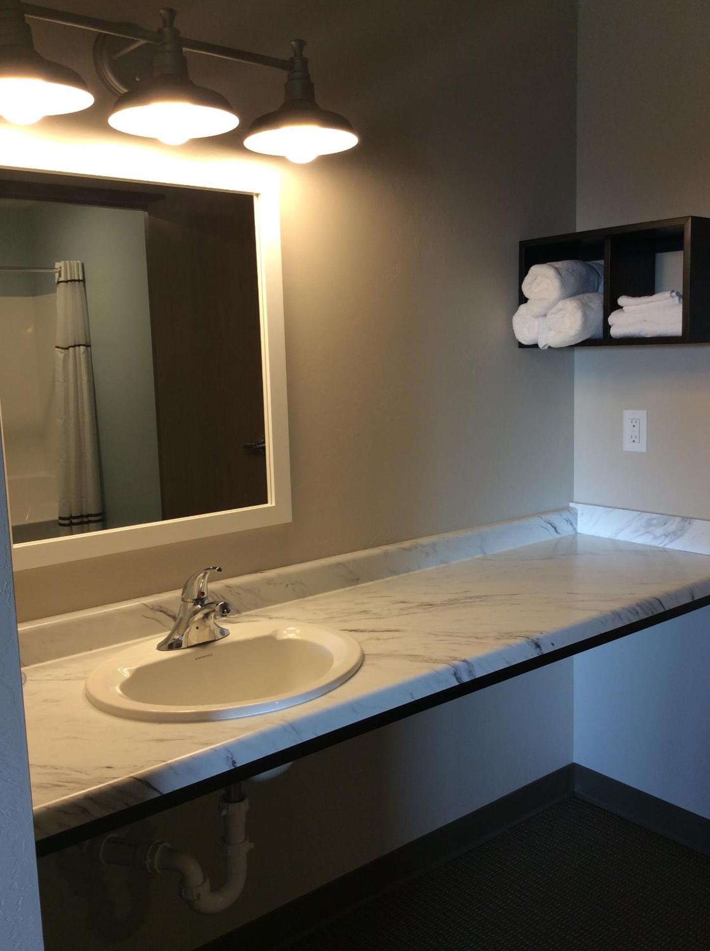 Scenic Shore Inn photo 49
