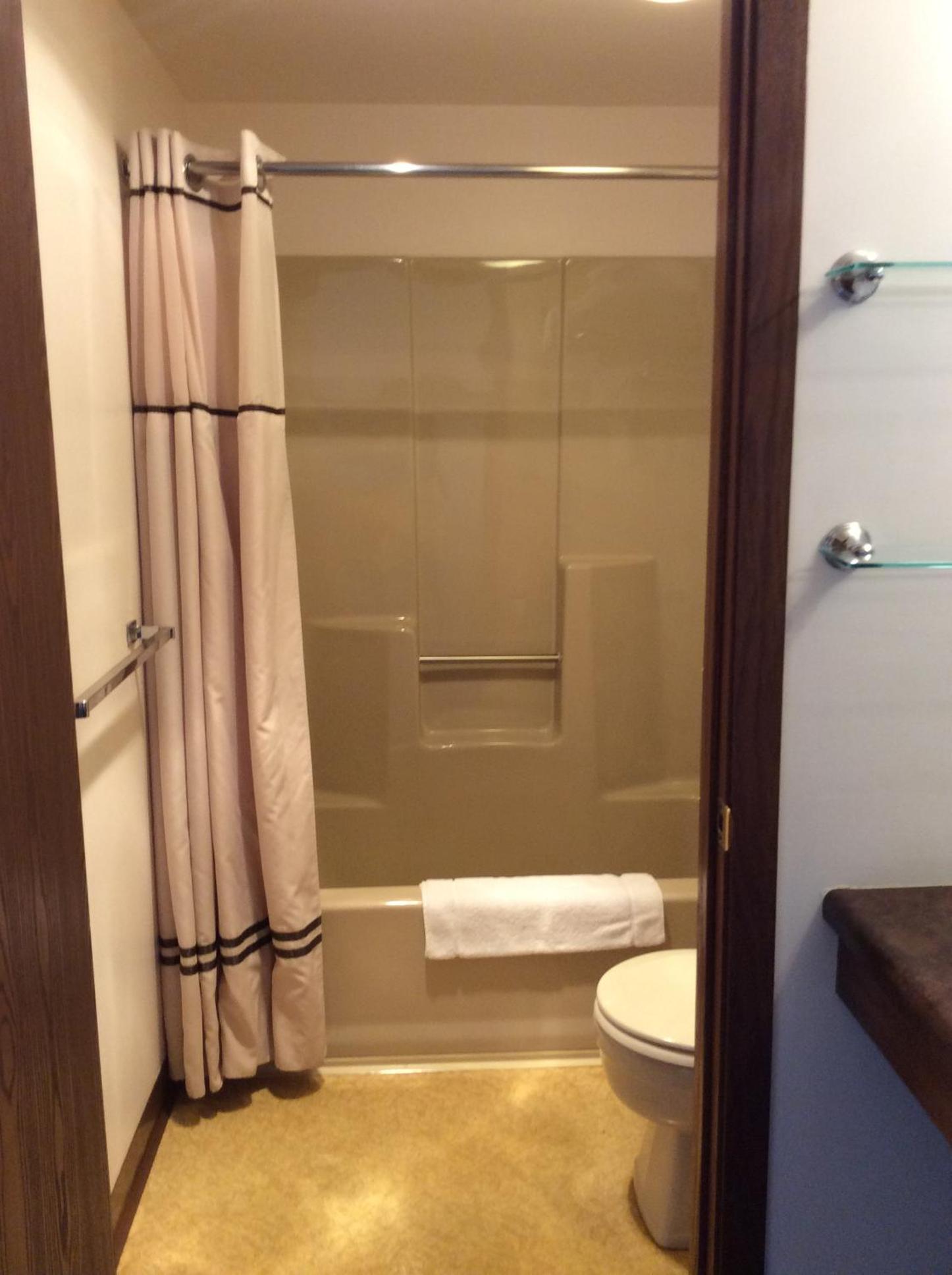 Scenic Shore Inn photo 2