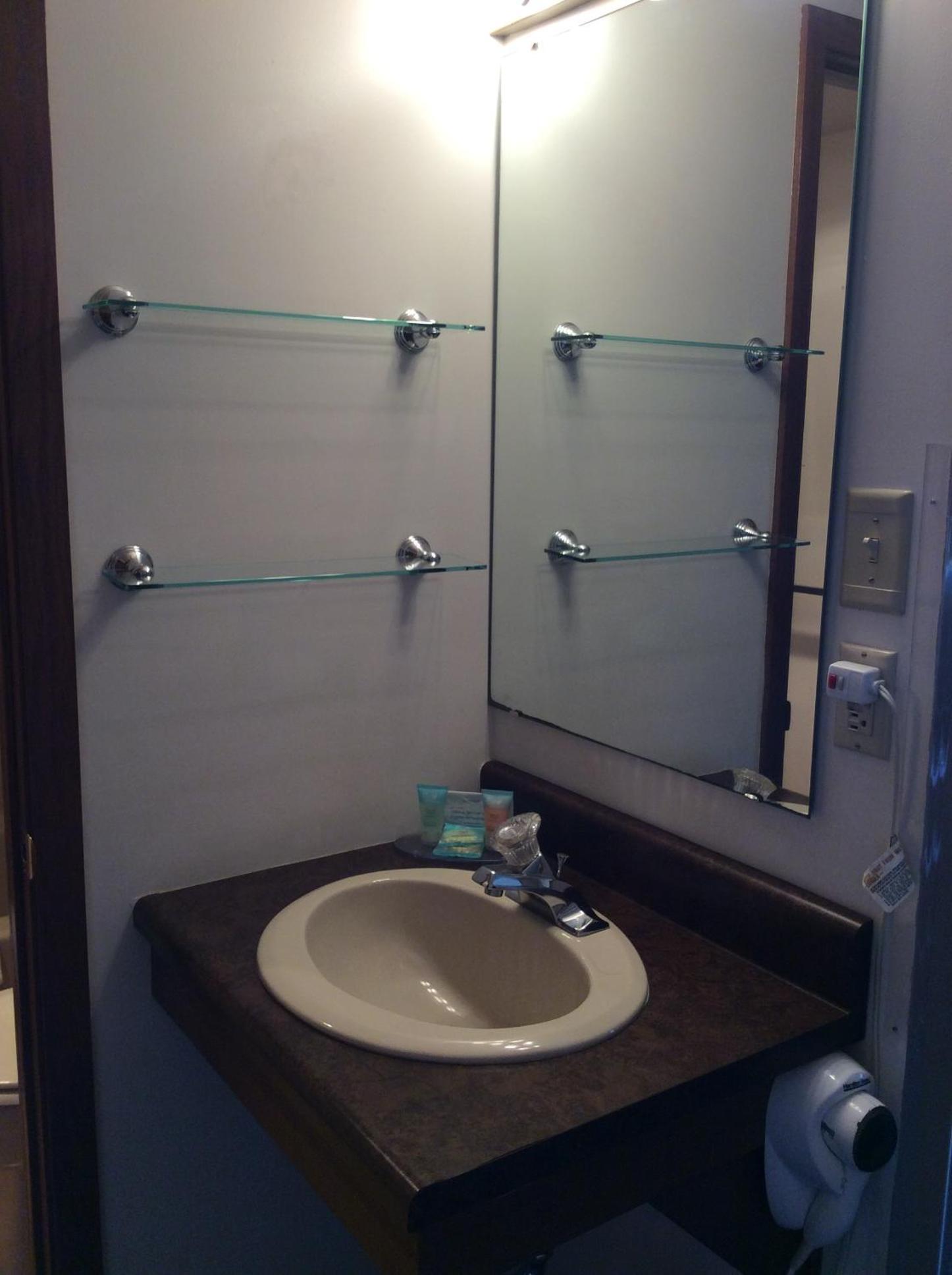 Scenic Shore Inn photo 4