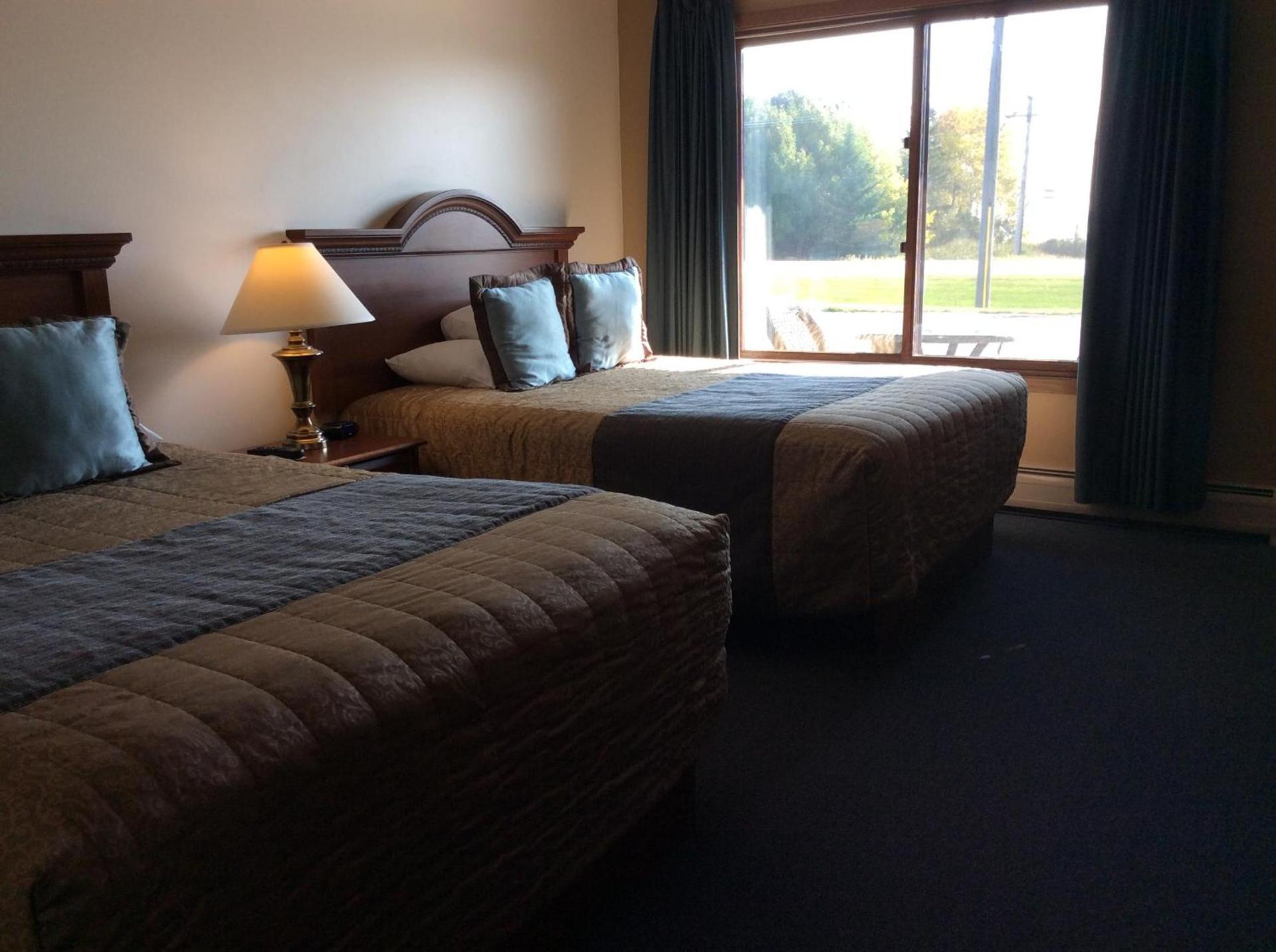Scenic Shore Inn photo 41