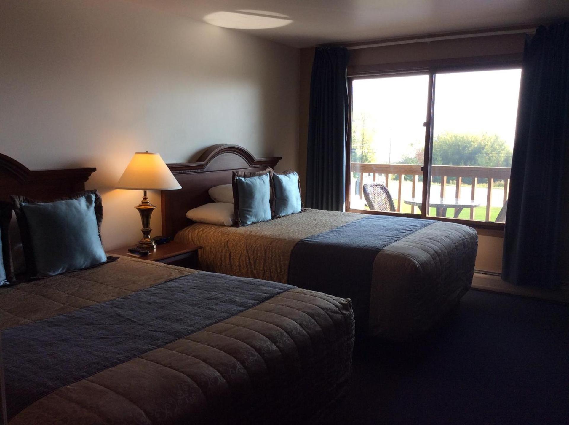 Scenic Shore Inn photo 36