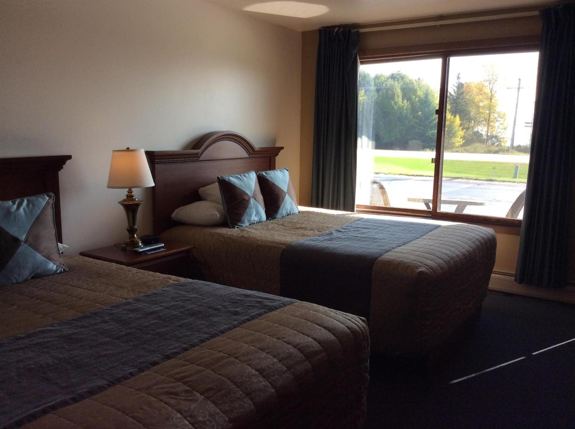 Scenic Shore Inn photo 28