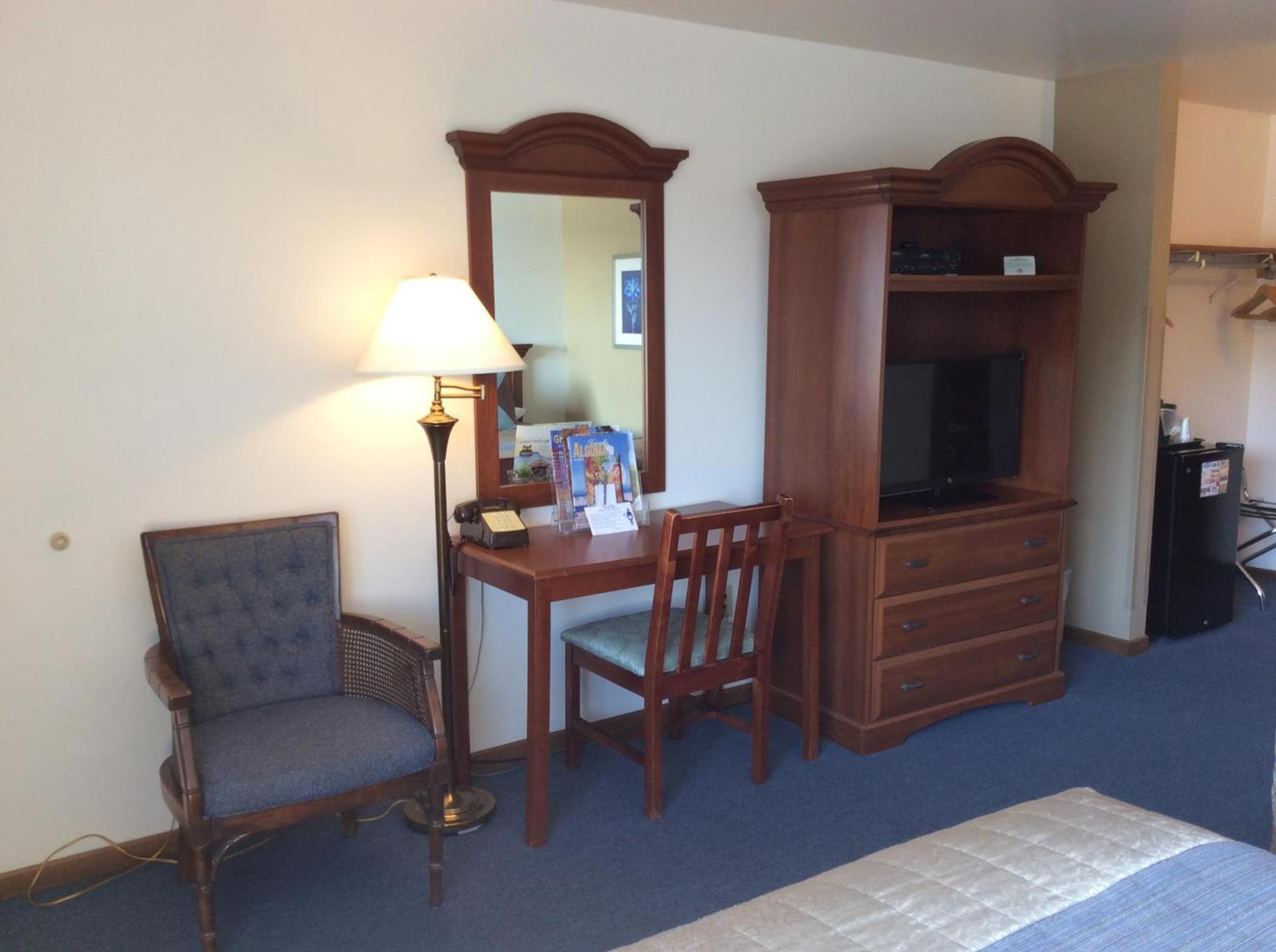 Scenic Shore Inn photo 29