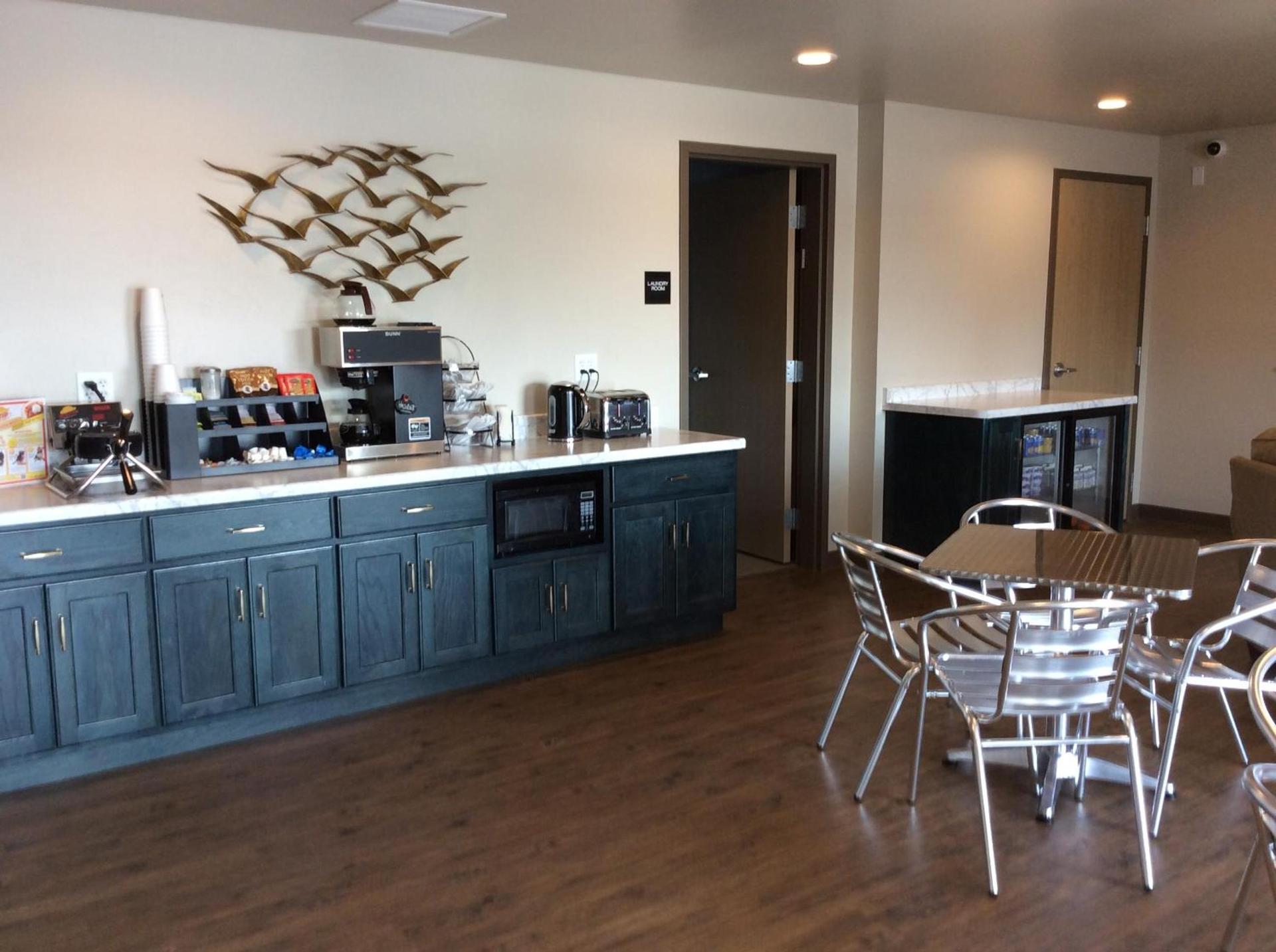 Scenic Shore Inn photo 10