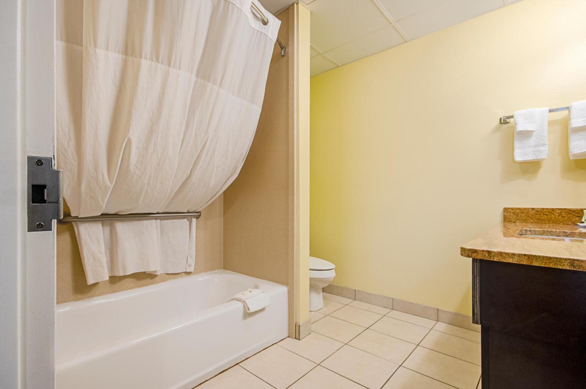 Quality Inn & Suites Glenmont - Albany South photo 17