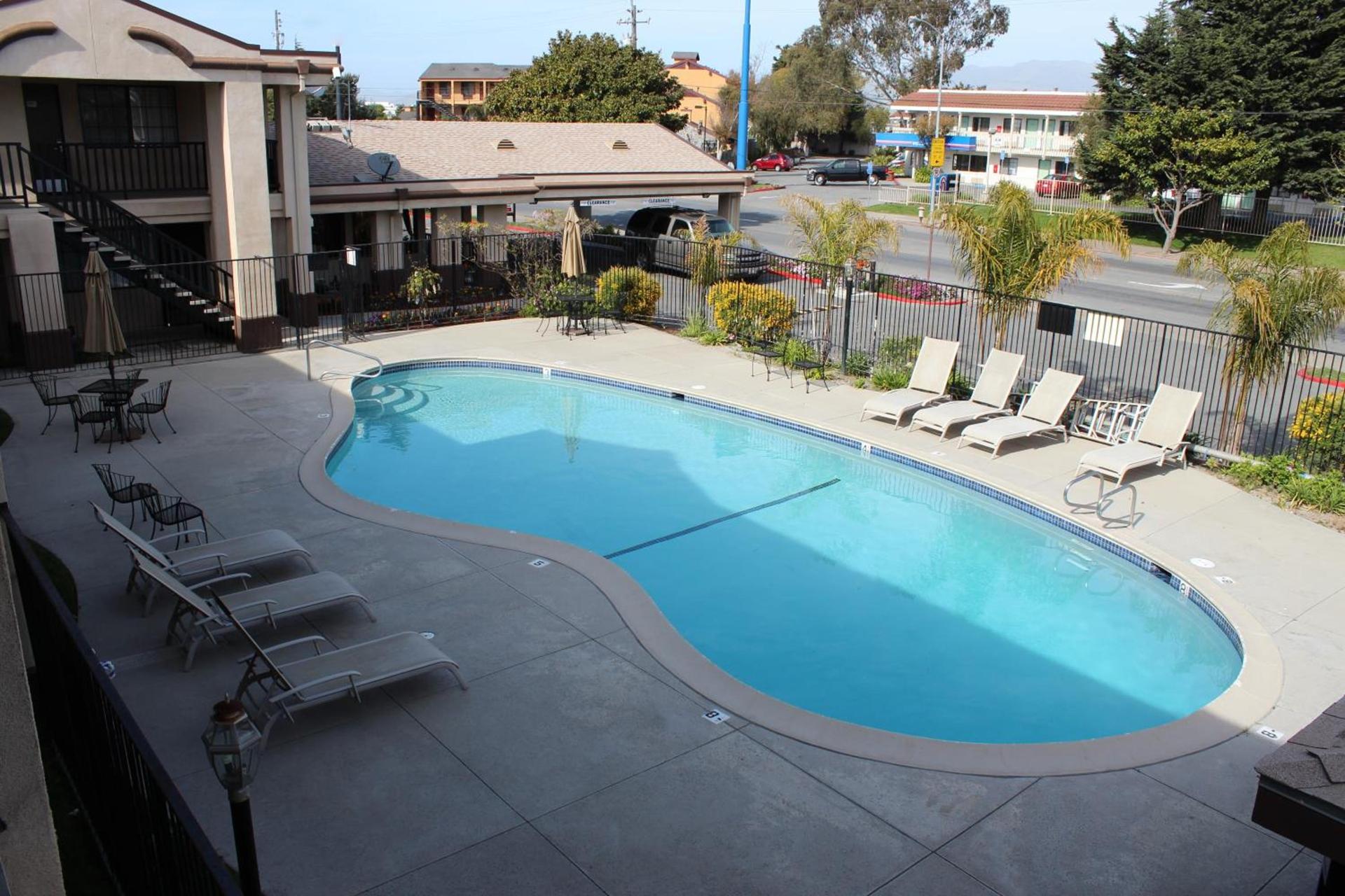 Super 8 by Wyndham Salinas photo 13