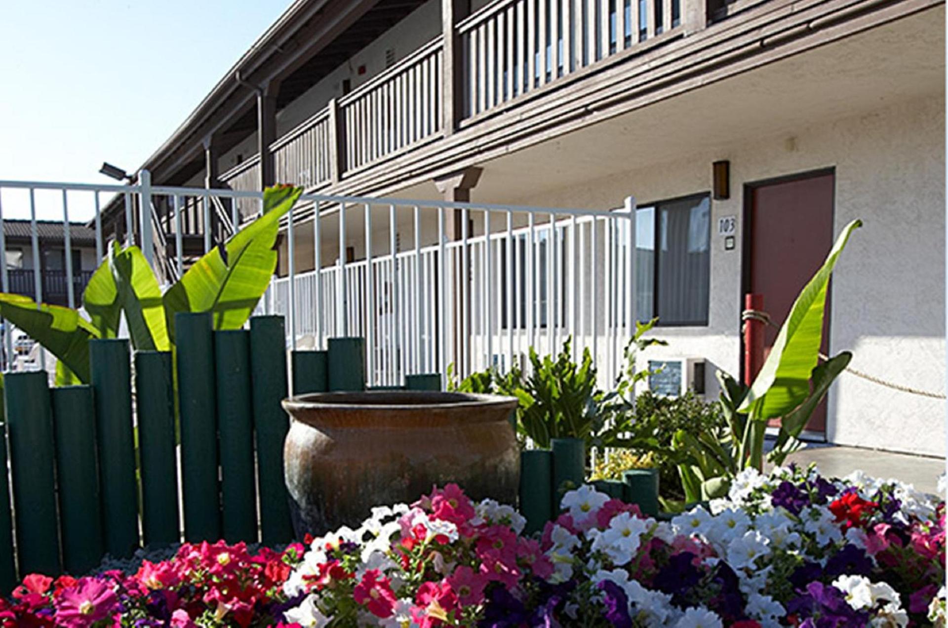 EZ 8 Motel Newark photo 1