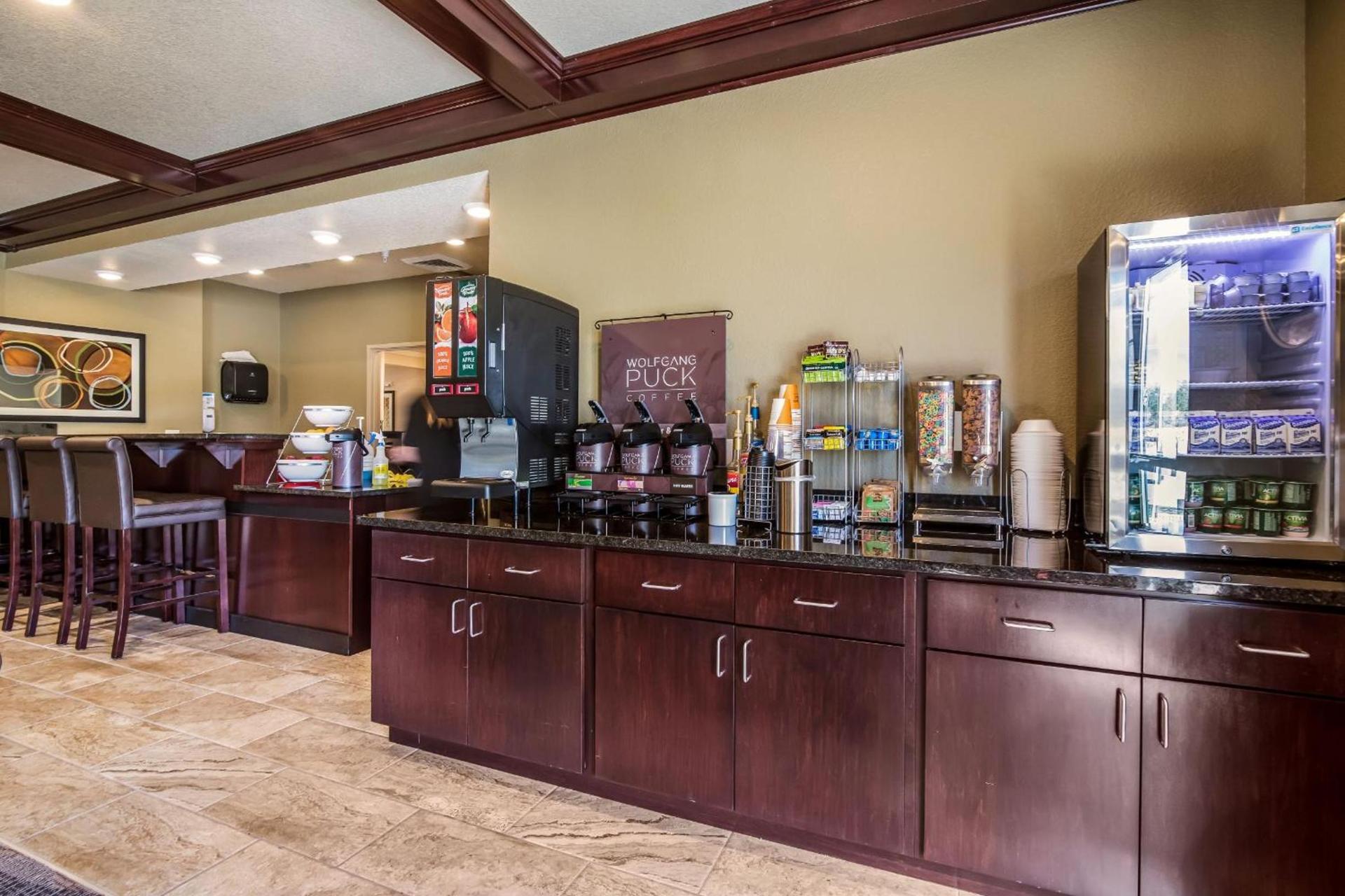 Cobblestone Hotel & Suites - Victor photo 19