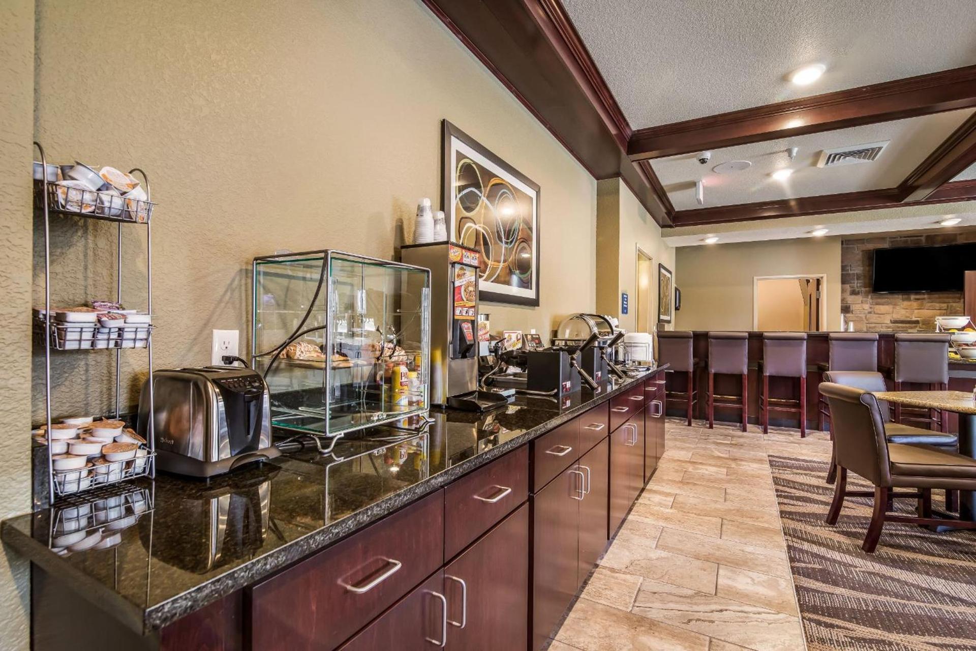 Cobblestone Hotel & Suites - Victor photo 20