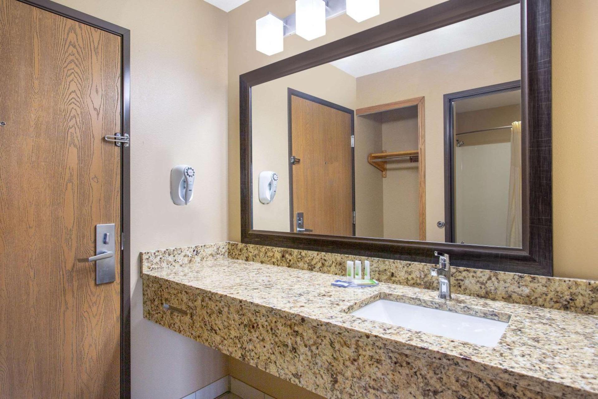 AmericInn by Wyndham Boscobel photo 4