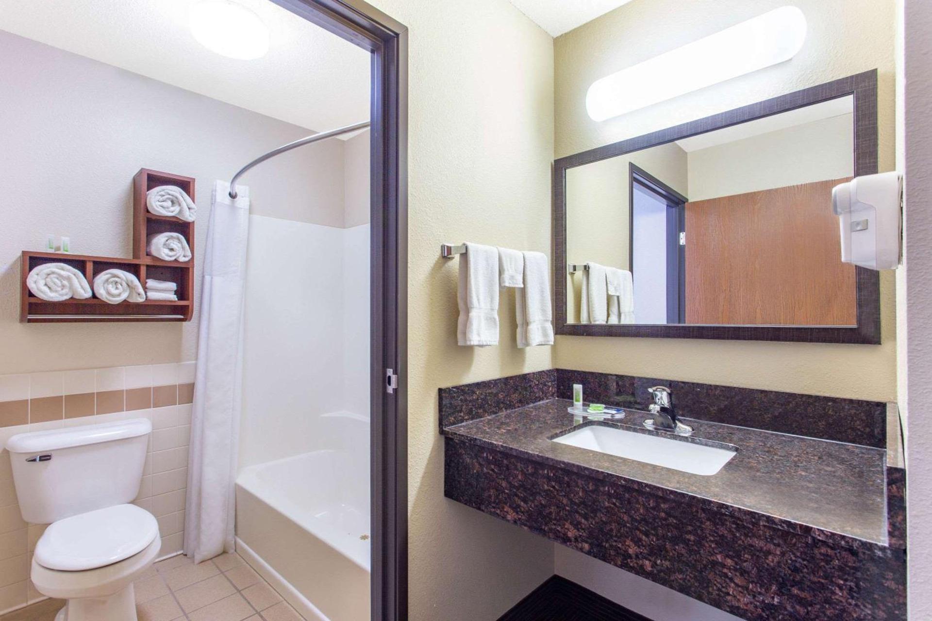 AmericInn by Wyndham New London photo 10