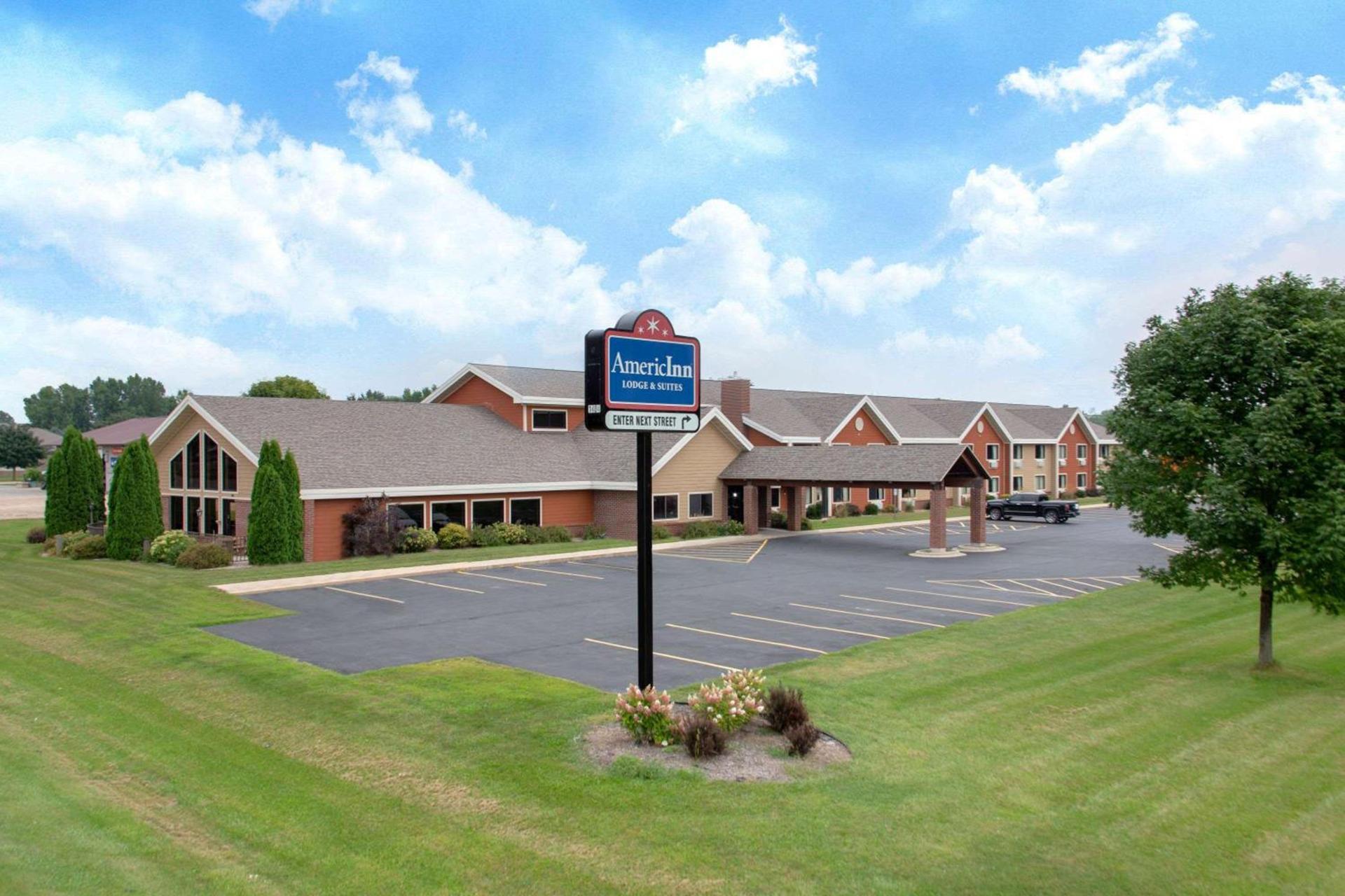 AmericInn by Wyndham New London photo 2