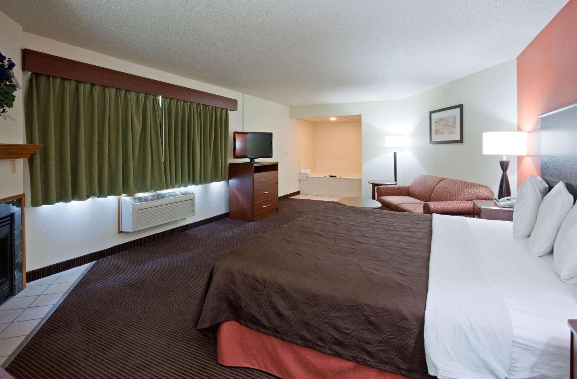 AmericInn by Wyndham Coon Rapids photo 11