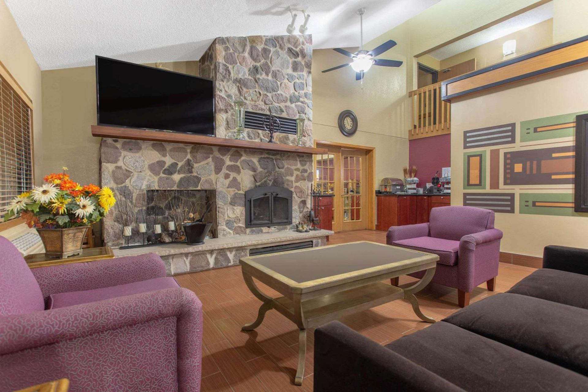 AmericInn by Wyndham Burlington photo 4