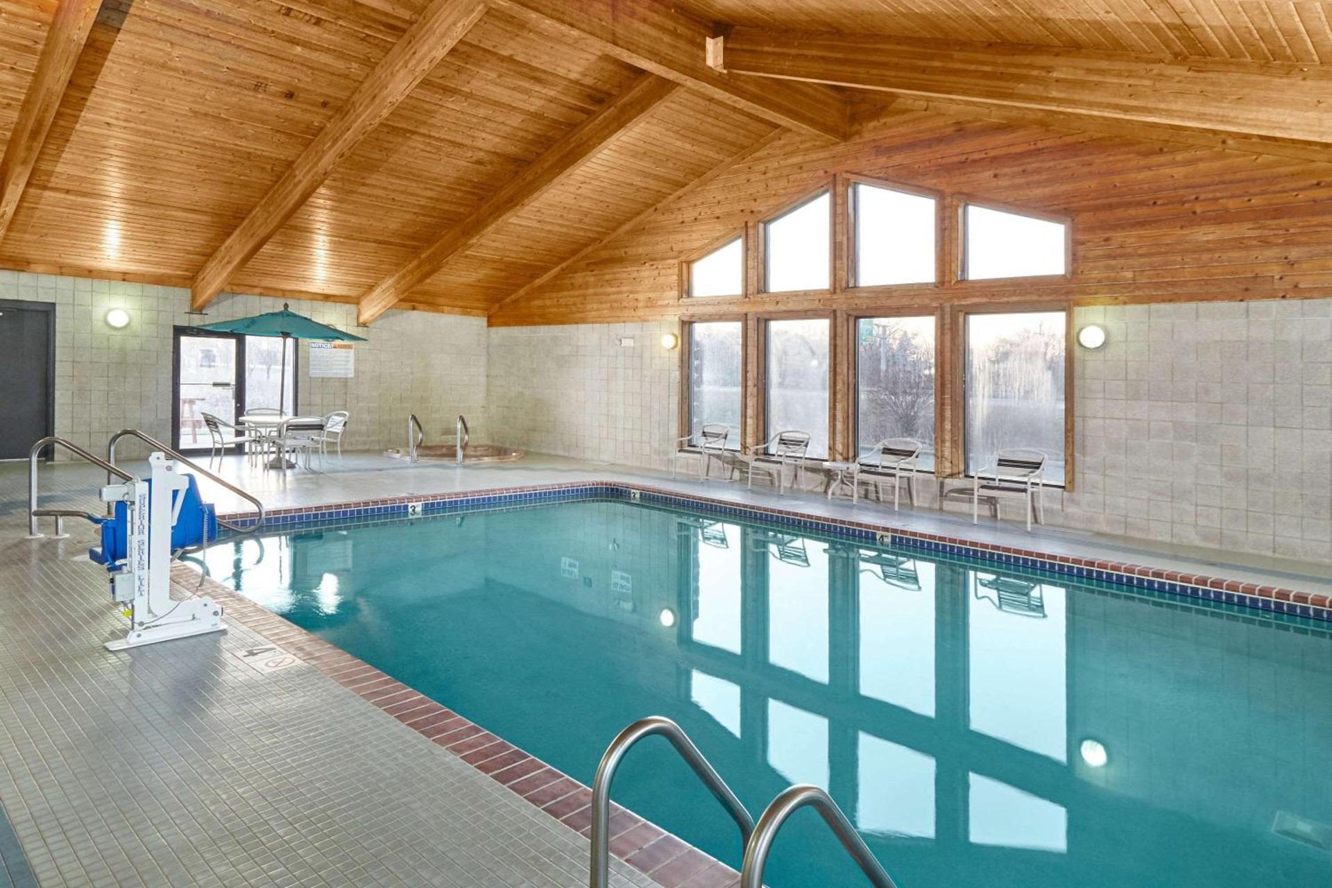 AmericInn by Wyndham Burlington photo 6