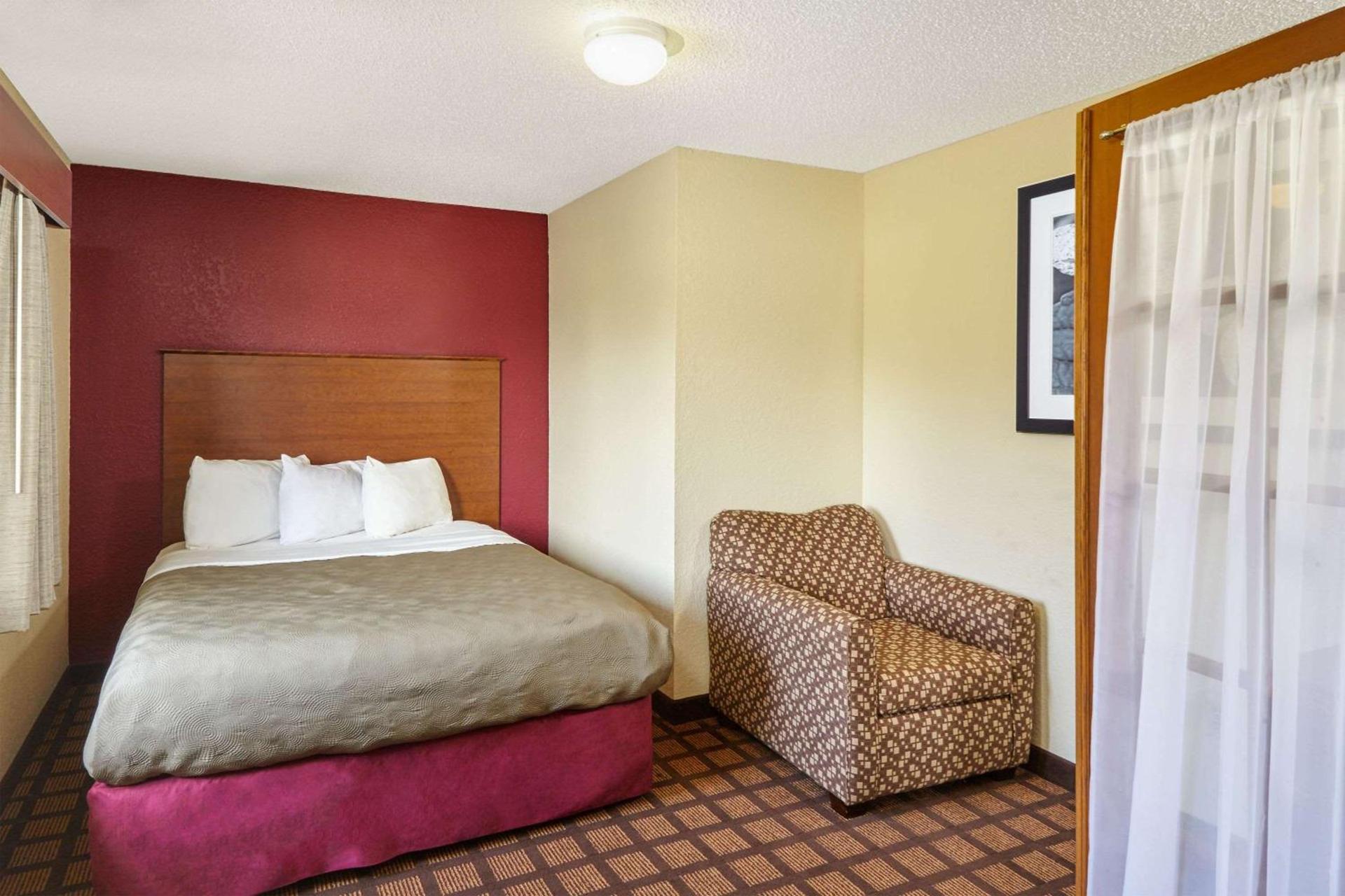 AmericInn by Wyndham Burlington photo 8