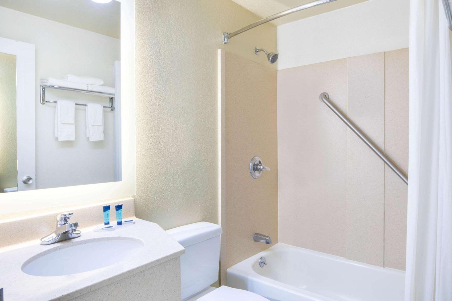 Howard Johnson by Wyndham Athens photo 14