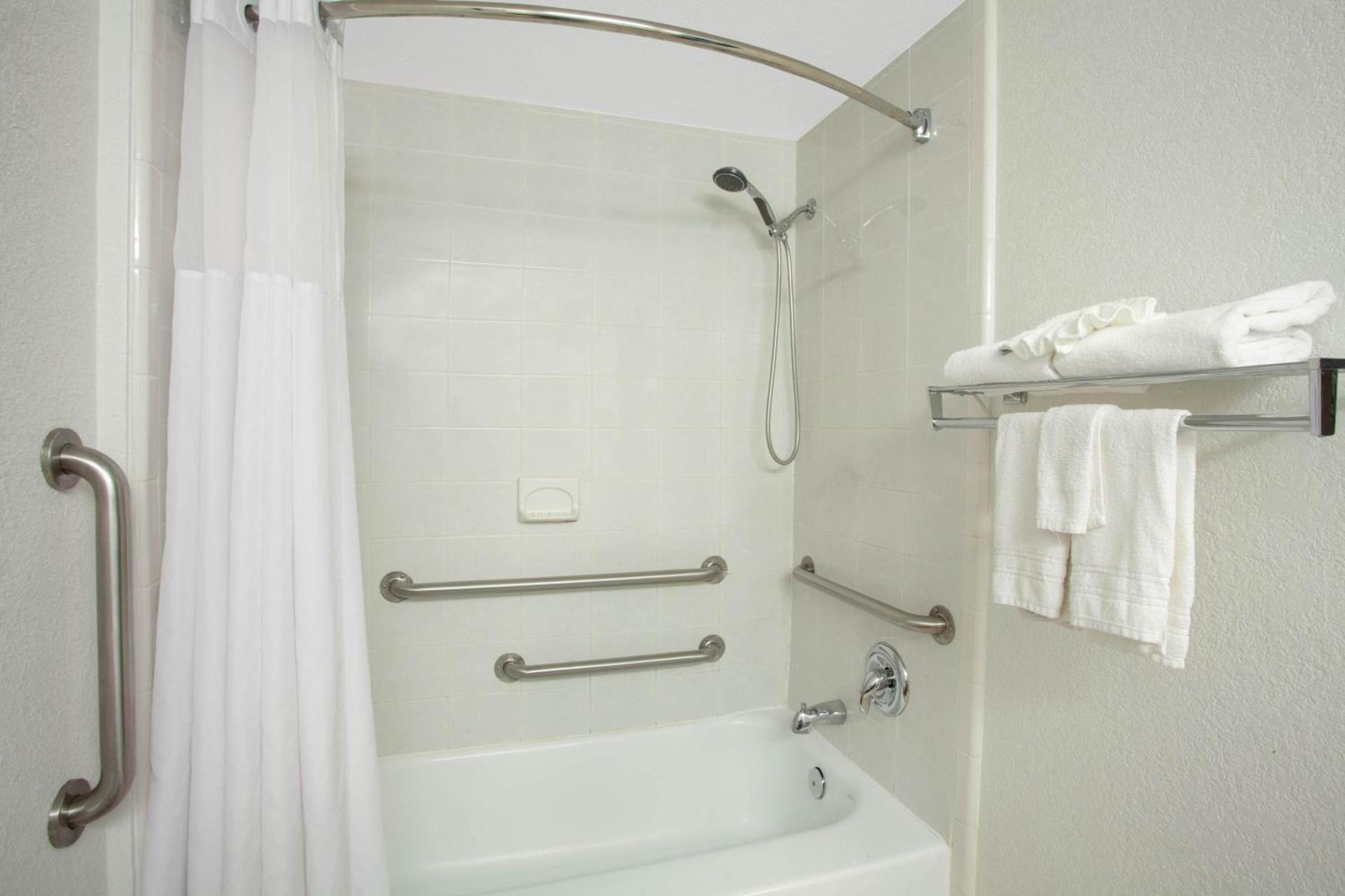 Ramada by Wyndham Davenport Orlando South photo 35