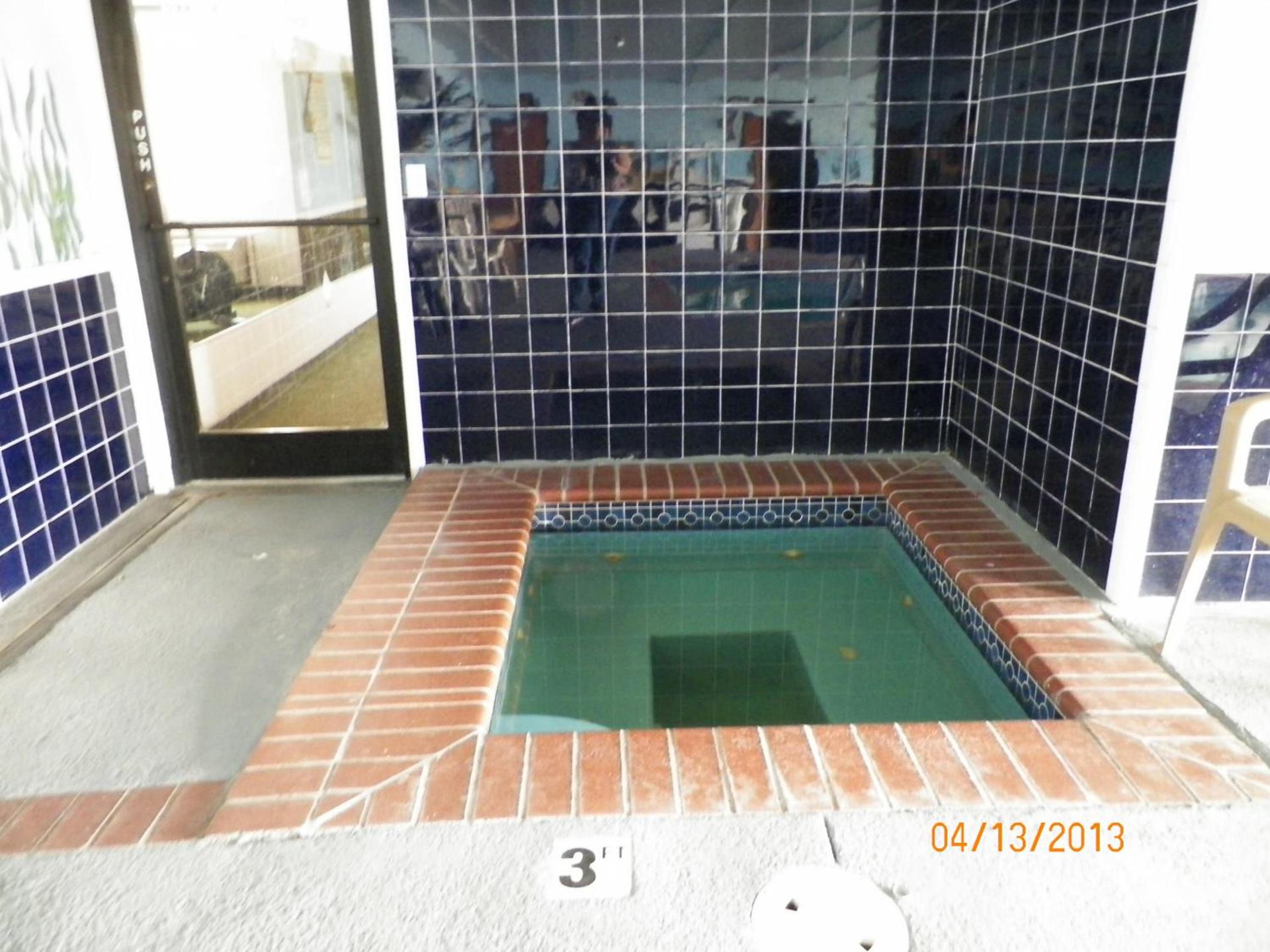 Super 8 by Wyndham Childress photo 25