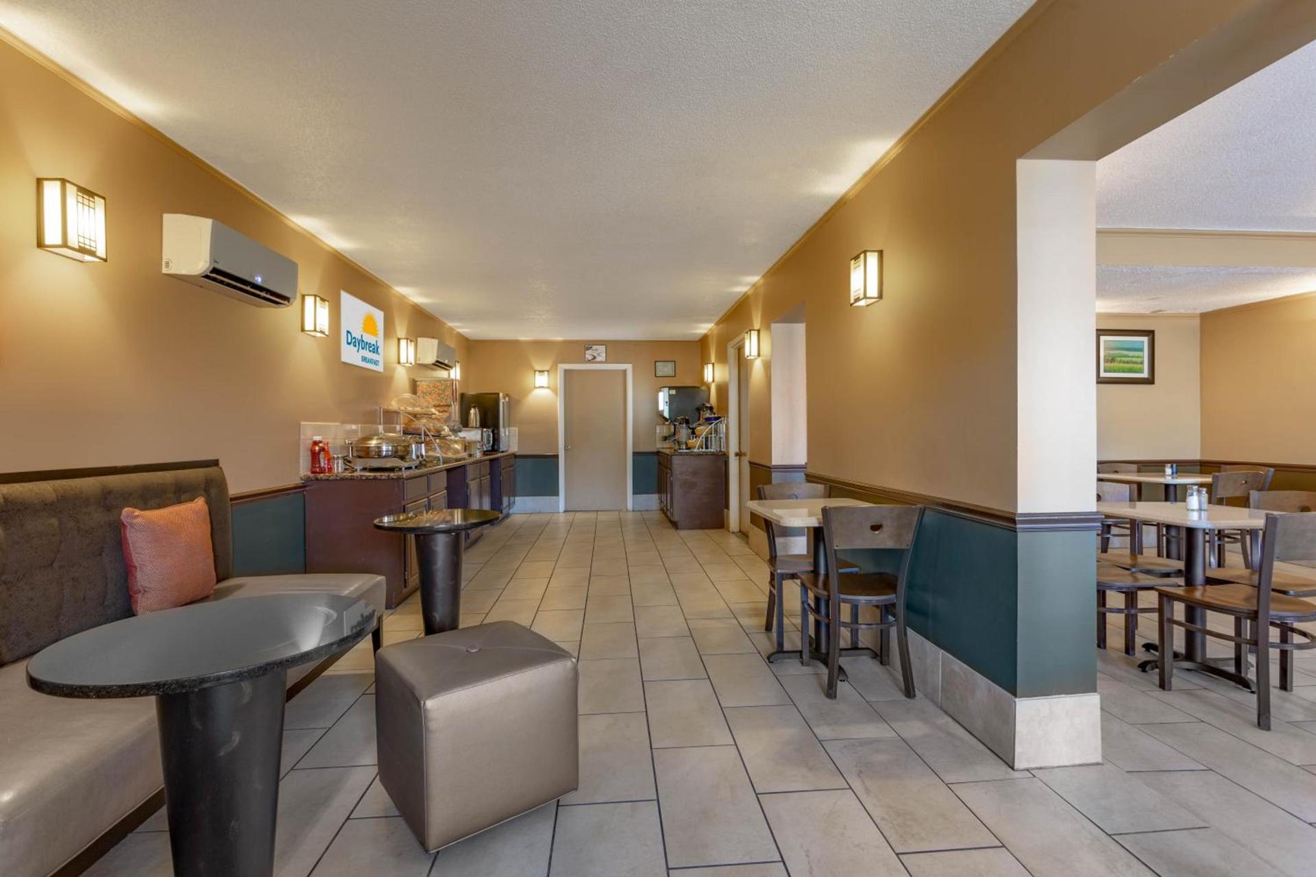 Days Inn by Wyndham Breezewood photo 29