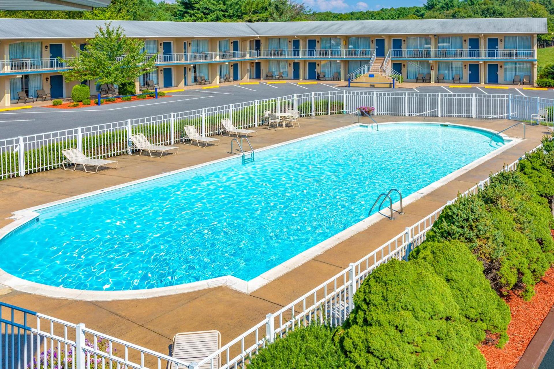 Days Inn by Wyndham Breezewood photo 30