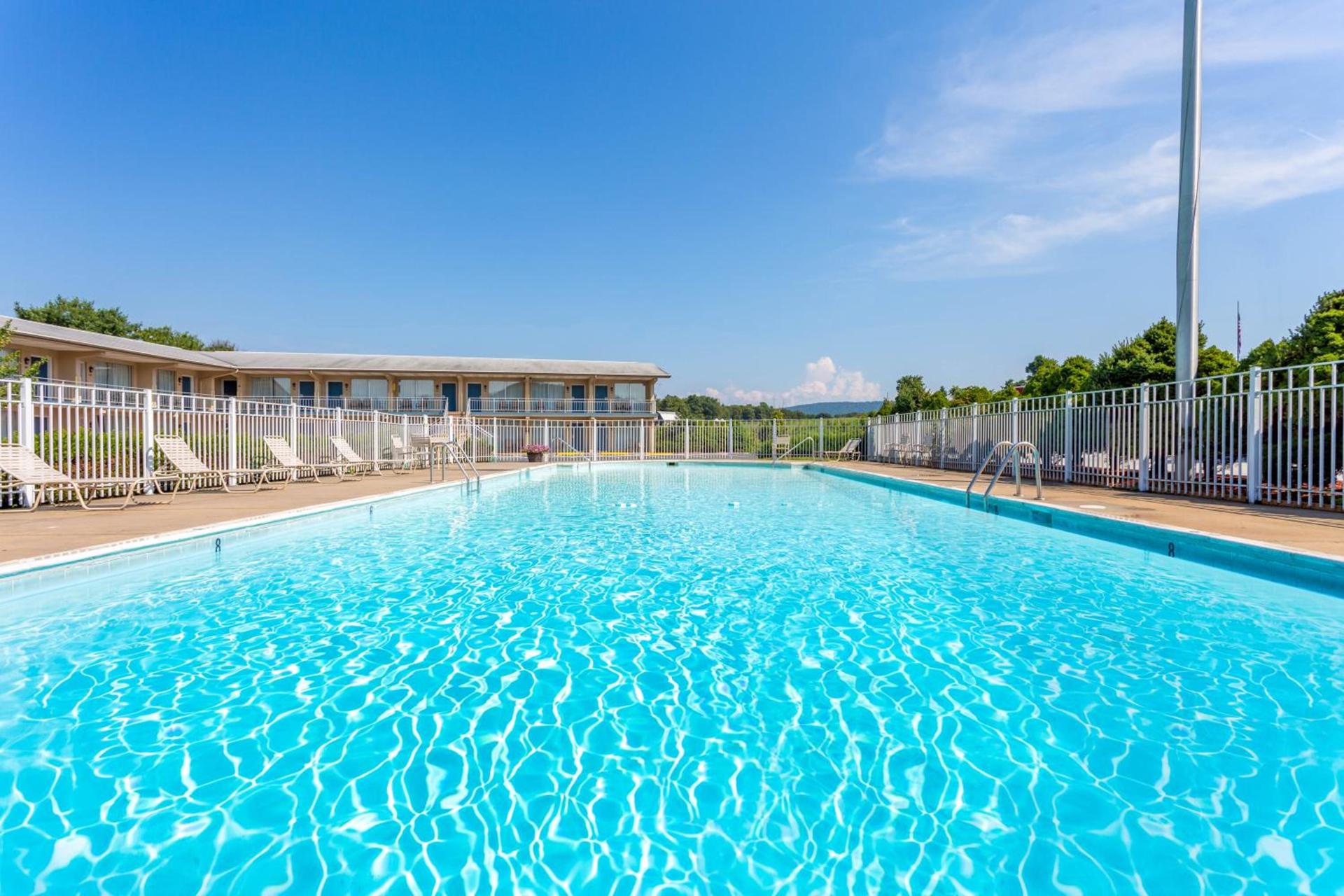 Days Inn by Wyndham Breezewood photo 31