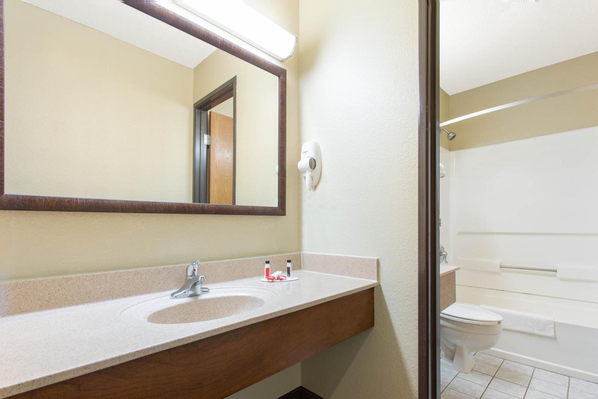 Super 8 by Wyndham Weston WV photo 10