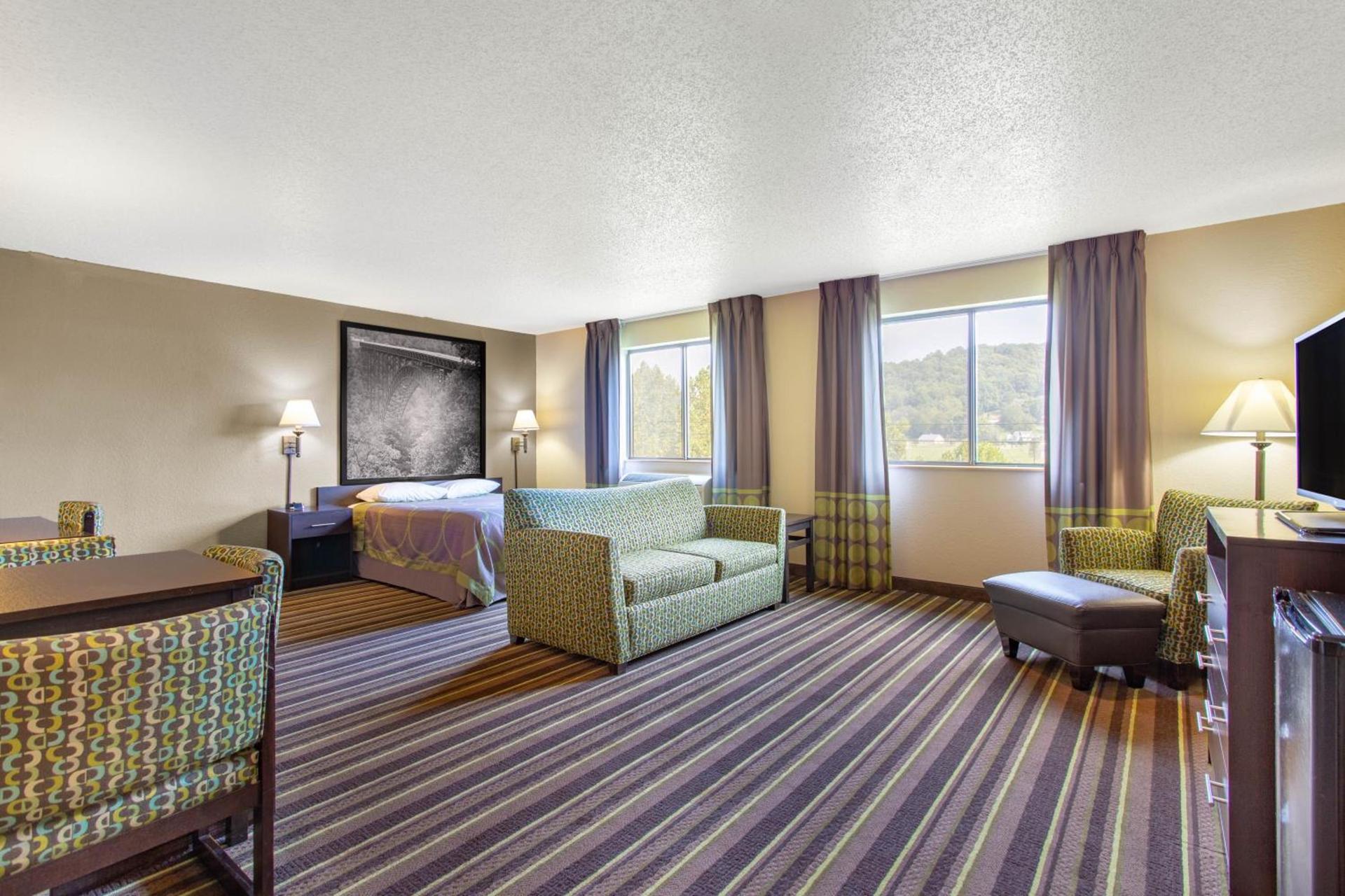 Super 8 by Wyndham Weston WV photo 7