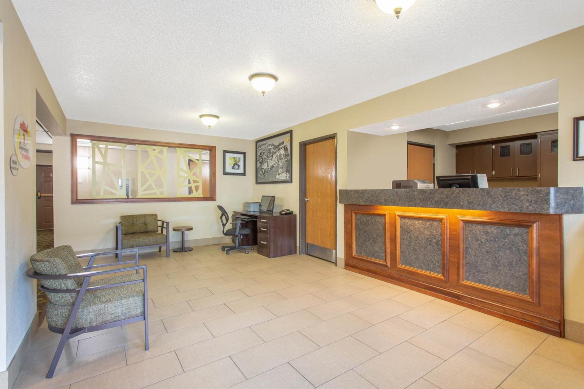 Super 8 by Wyndham Weston WV photo 3