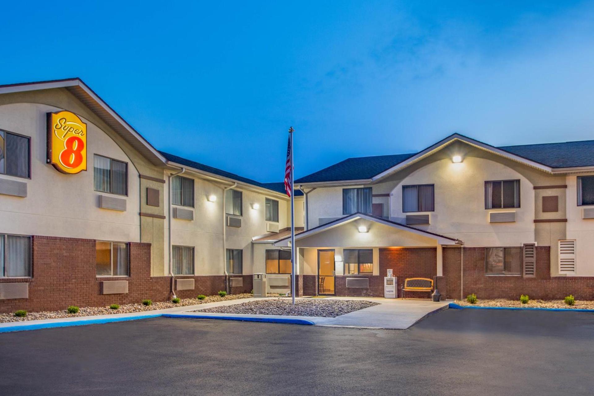 Super 8 by Wyndham Weston WV photo 2