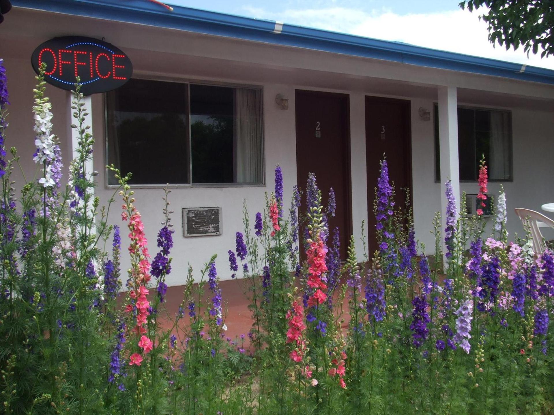 Mount-N-Lake Motel photo 37