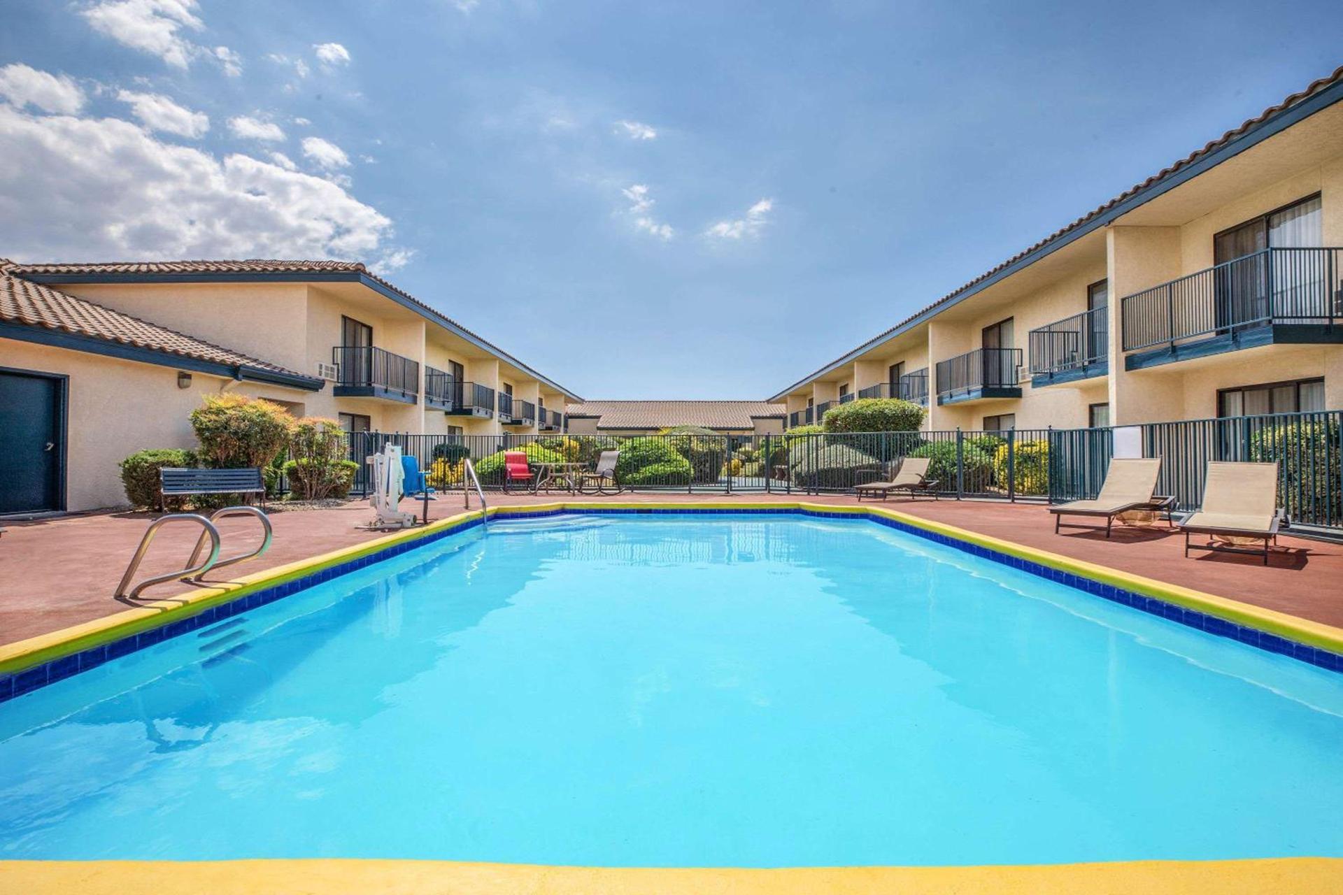 Baymont by Wyndham Tehachapi photo 3