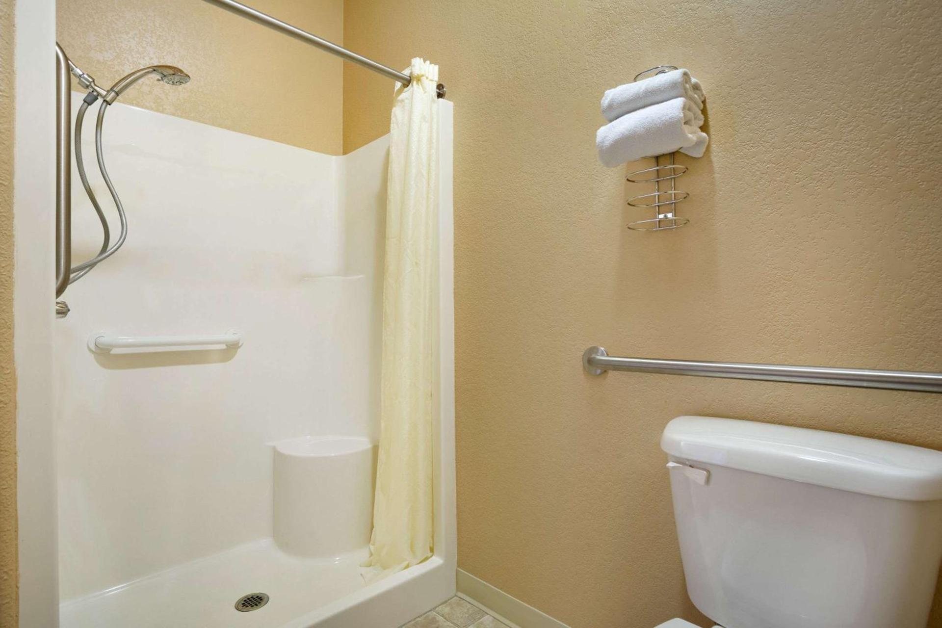 Travelodge by Wyndham Gillette photo 19