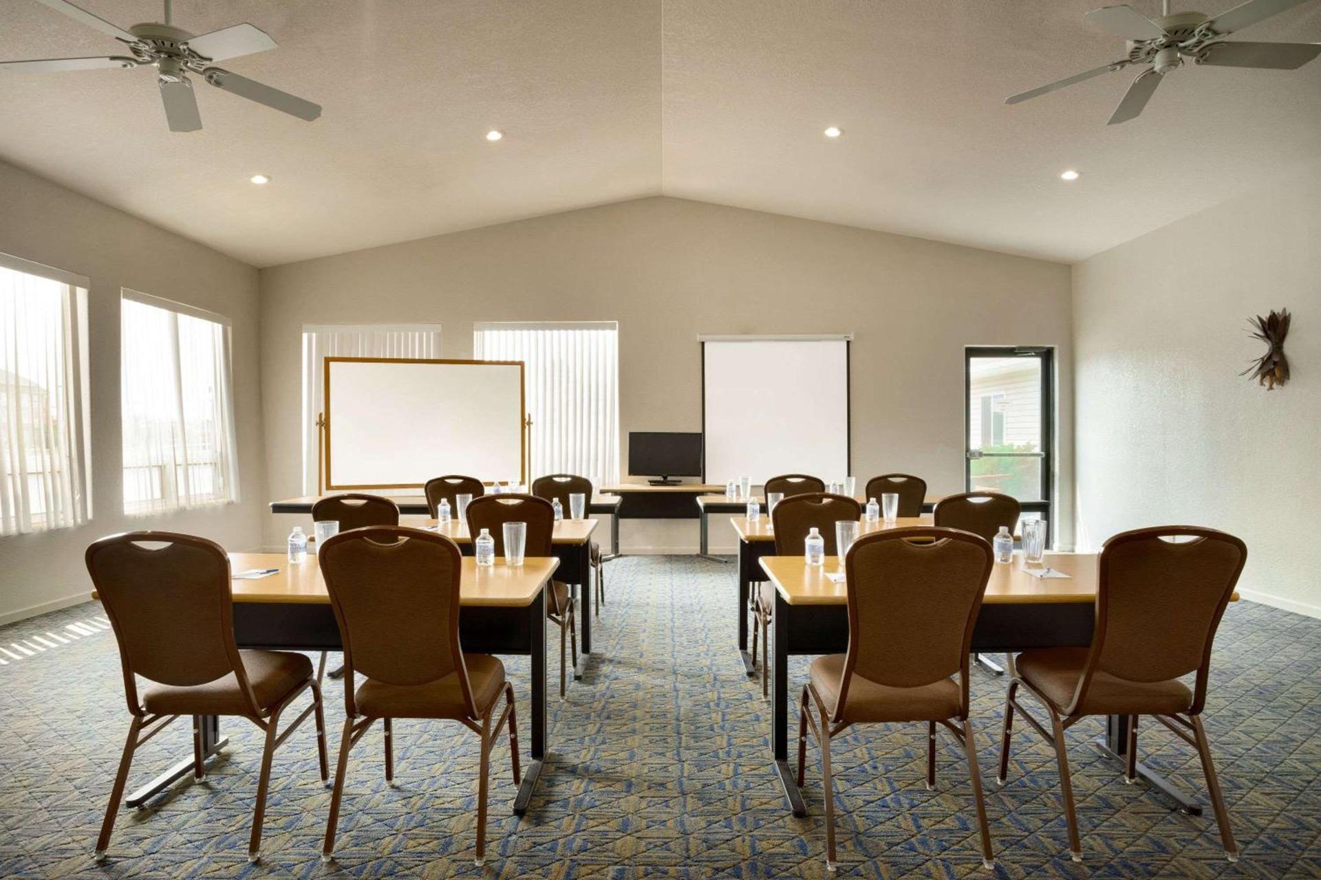 Travelodge by Wyndham Gillette photo 21