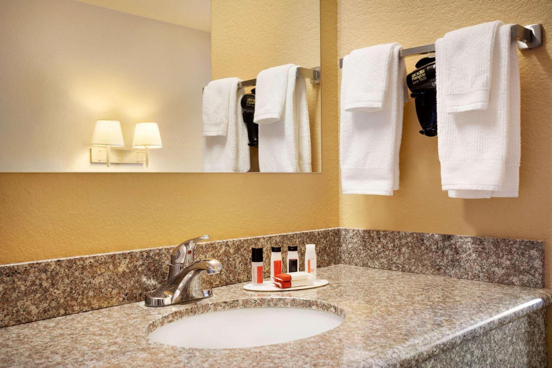 Travelodge by Wyndham Gillette photo 17