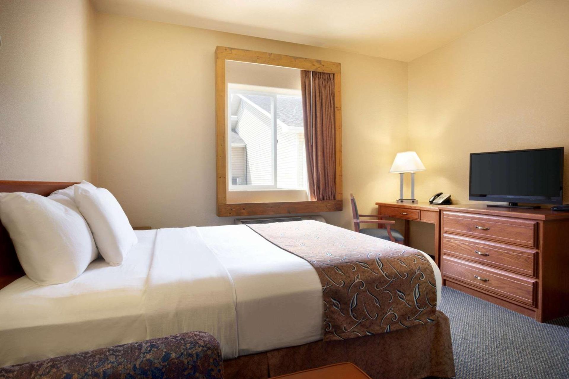 Travelodge by Wyndham Gillette photo 11