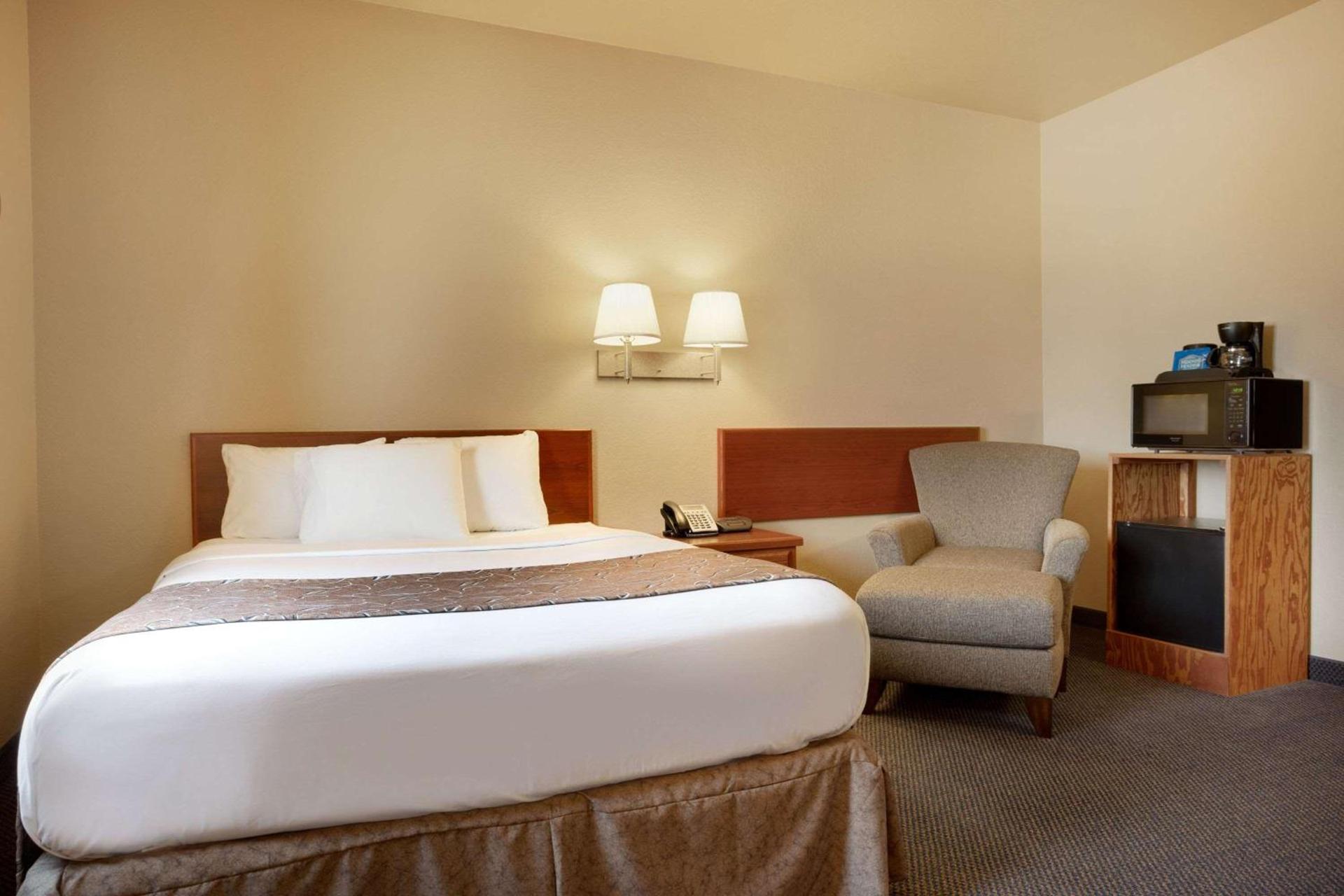 Travelodge by Wyndham Gillette photo 12