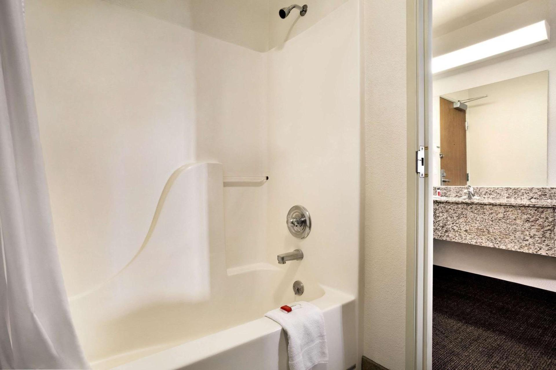 Travelodge by Wyndham Cheyenne photo 13
