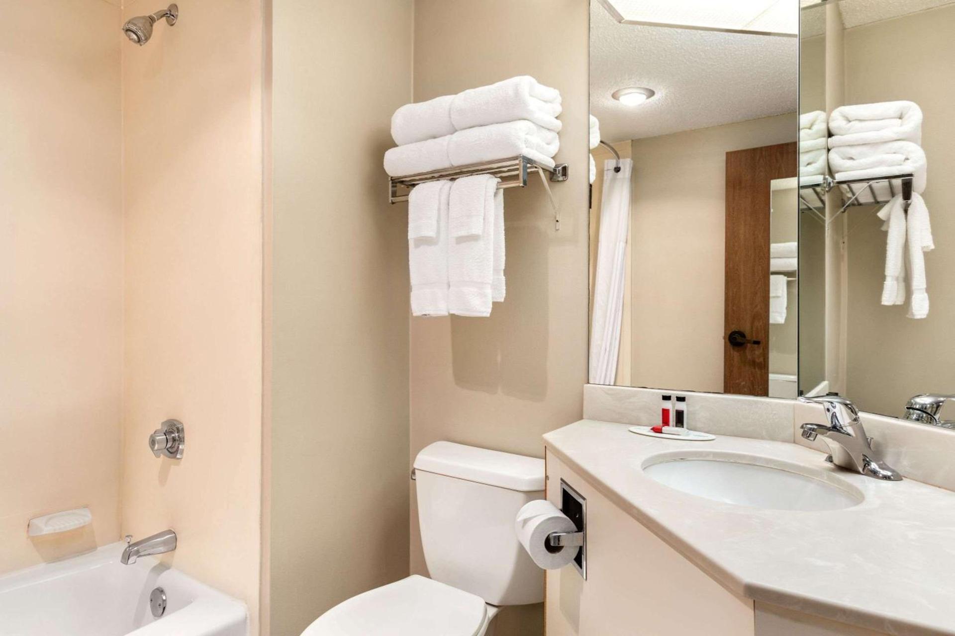 Days Inn by Wyndham Fargo - West Acres photo 8